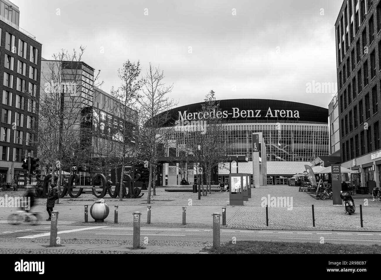 Berlin, Deutschland - 17. Dezember 2021: Außenansicht der Mercedez Benz Arena, einer Mehrzweck-Hallenarena in Friedrichshain, Berlin, eröffnet Stockfoto