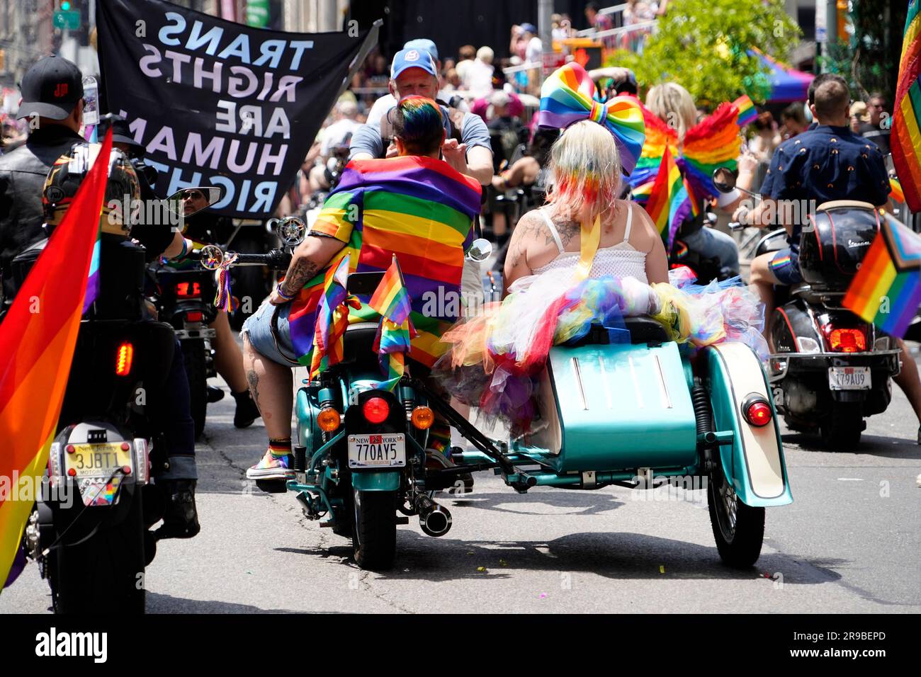 New York, New York, USA. 25. Juni 2023. Die 2023 NY Pride Parade, die an der Fifth Avenue in New York City stattfindet, Donnerstag, 15. Juni 2023. Kredit: Jennifer Graylock/Alamy Live News Stockfoto