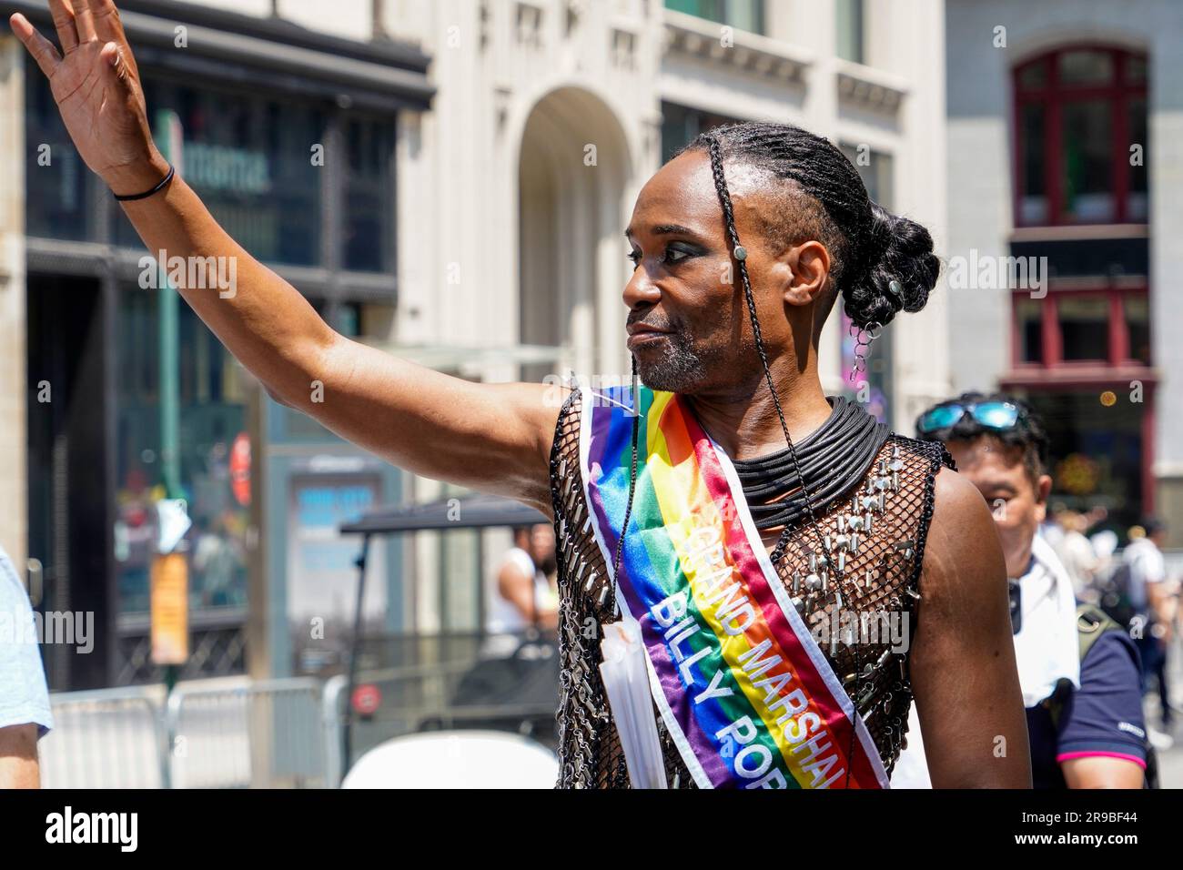 New York, New York, USA. 25. Juni 2023. Billie Porter während der NY Pride Parade 2023, die an der Fifth Avenue in New York City stattfindet, Donnerstag, 15. Juni 2023. Kredit: Jennifer Graylock/Alamy Live News Stockfoto