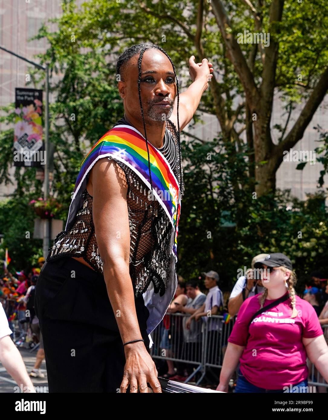 New York, New York, USA. 25. Juni 2023. Billie Porter während der NY Pride Parade 2023, die an der Fifth Avenue in New York City stattfindet, Donnerstag, 15. Juni 2023. Kredit: Jennifer Graylock/Alamy Live News Stockfoto