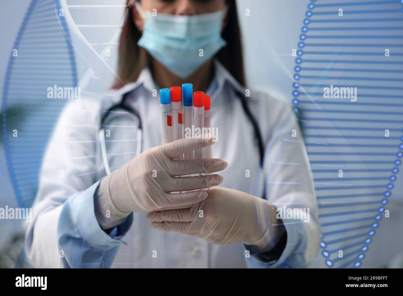 Gentests. Labormitarbeiter mit Reagenzgläsern und Darstellung der DNA-Struktur, doppelte Exposition Stockfoto