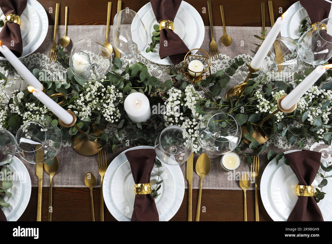 Stilvolle, elegante Tischgestaltung für festliches Abendessen mit Flay Stockfoto