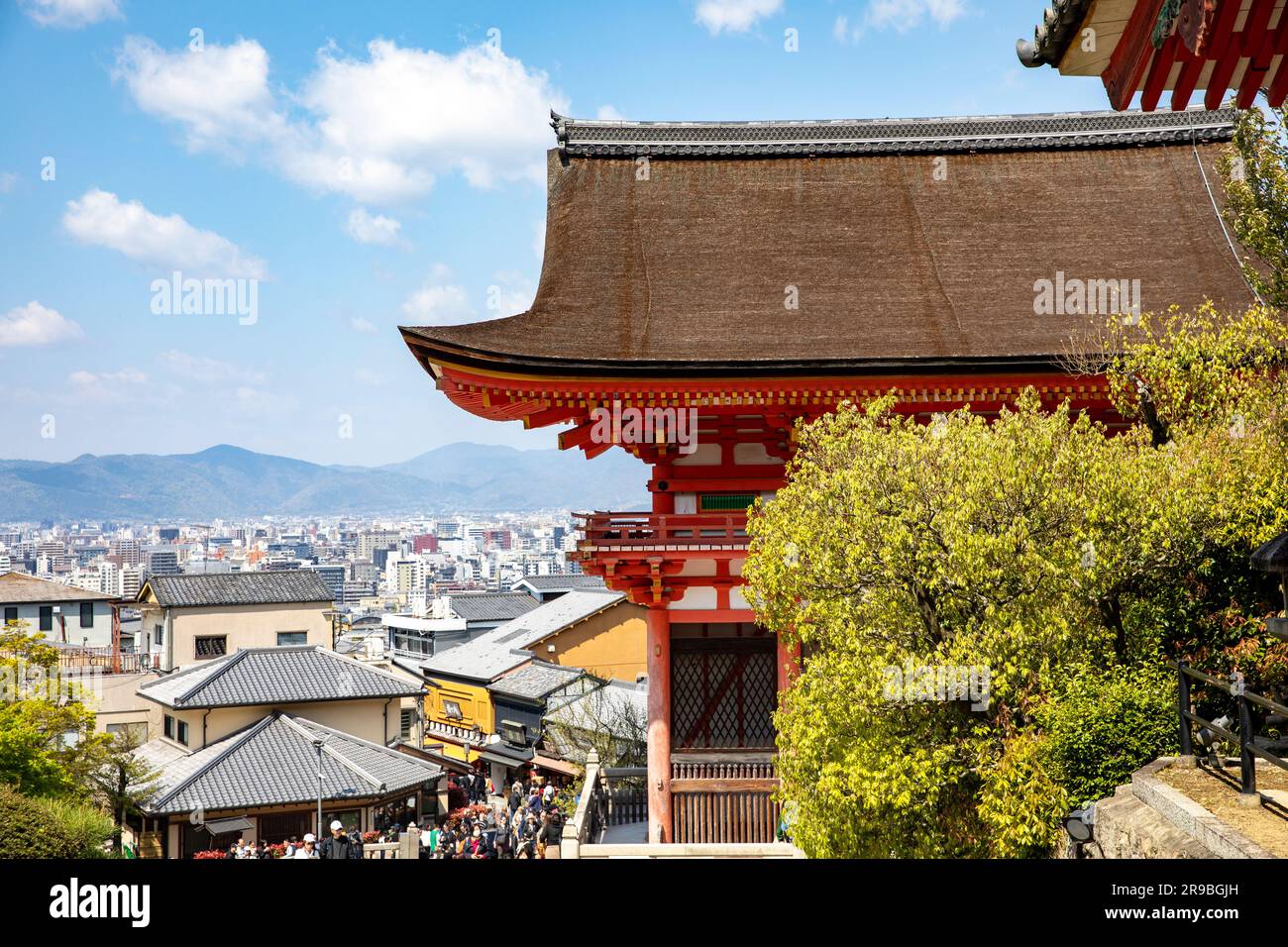 Kiyomizu dera buddhistischer Tempel, Nio mon Gate und Blick über Kyoto in Richtung Bergkette, Kyoto Cityscape, Japan, Asien,2023 Stockfoto