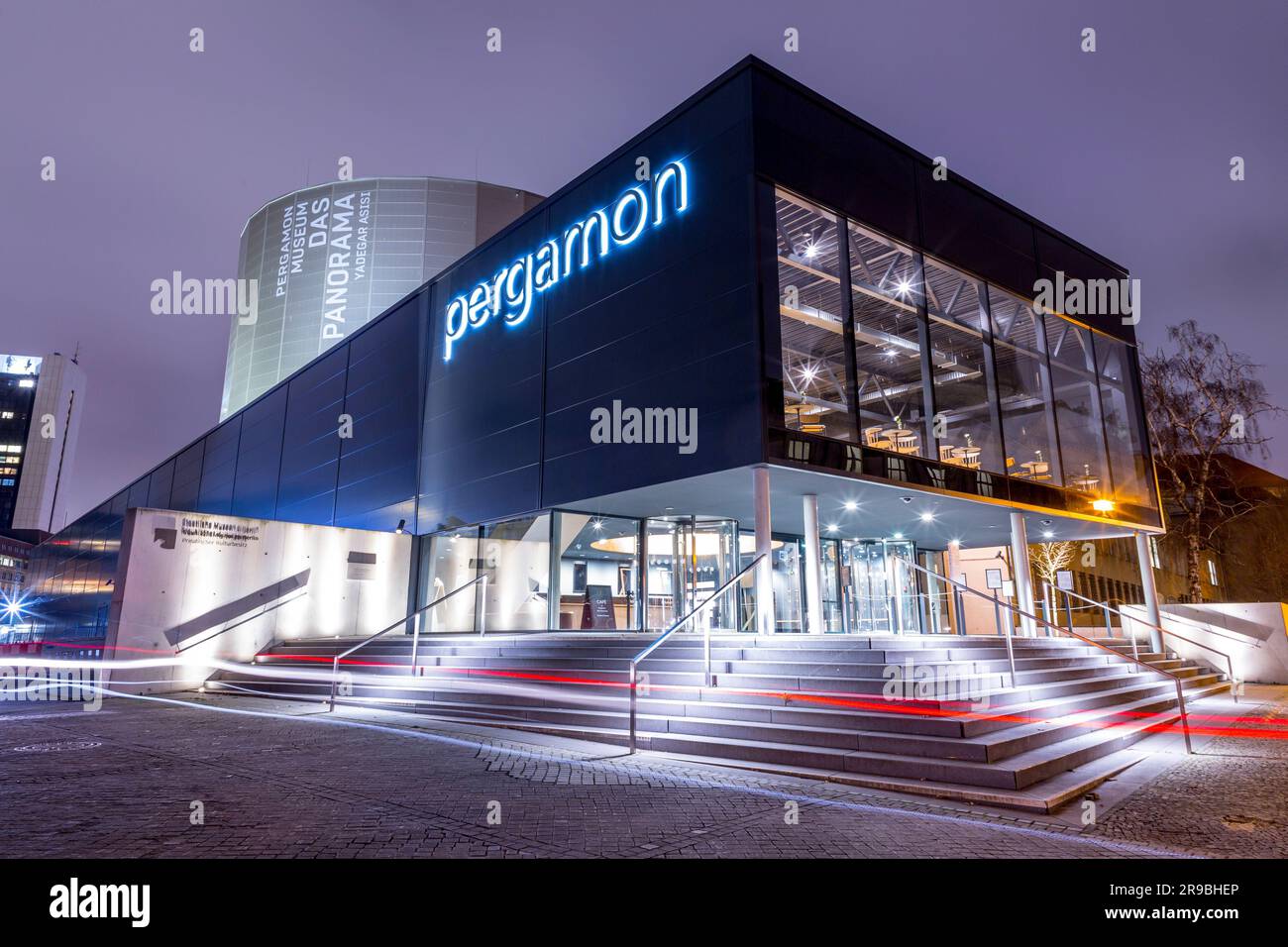 Berlin, Deutschland - 17. DEZ 2021: Nachtansicht des Pergamon Panorama Museums, in dem eine 360-Grad-Ansicht des antiken Pegamon ausgestellt ist Stockfoto