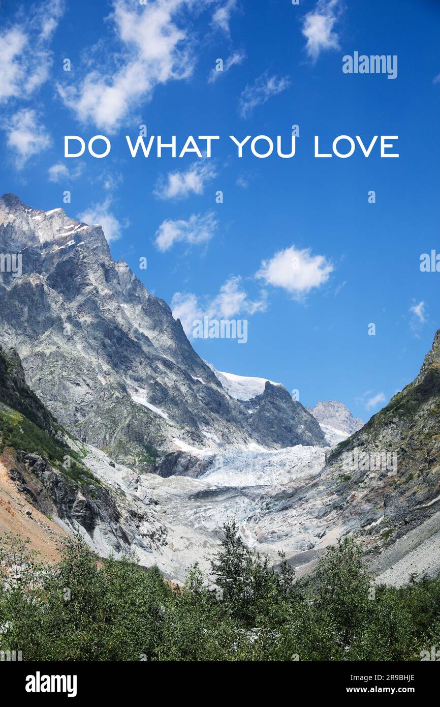 TU, was du liebst, bestätige. Berge unter wunderschönem Himmel Stockfoto