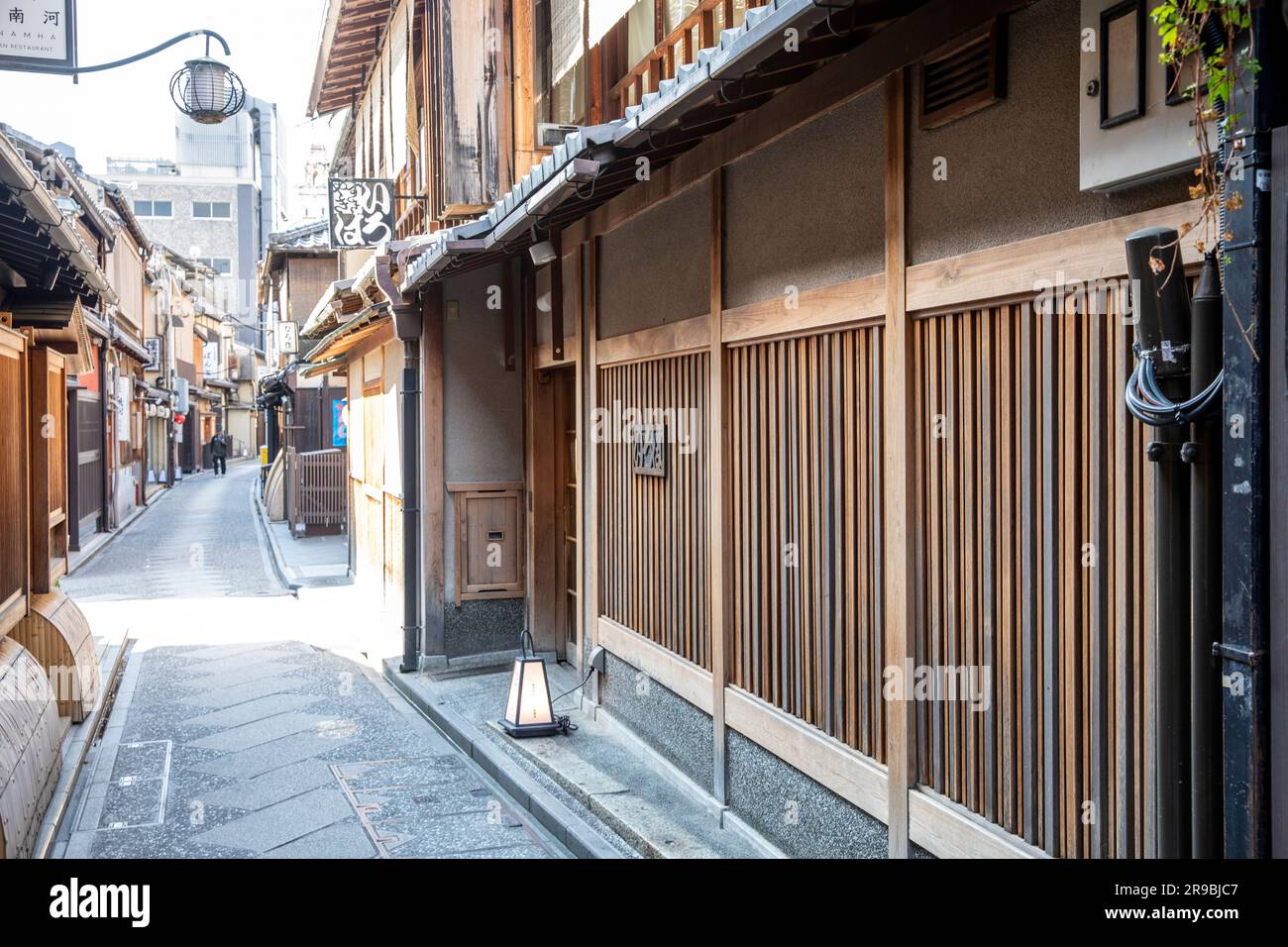 2023 pontocho Allee im Zentrum von kyoto, berühmte Allee und Gasse mit Restaurants und Bars in der traditionellen japanischen Straße, kyoto, japan, asien Stockfoto