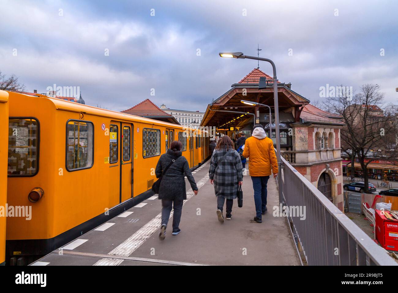 Berlin, Deutschland - 17. DEZ. 2021: U-Bahn-Station Schlesisches Tor in Kreuzberg, Berlin. Stockfoto