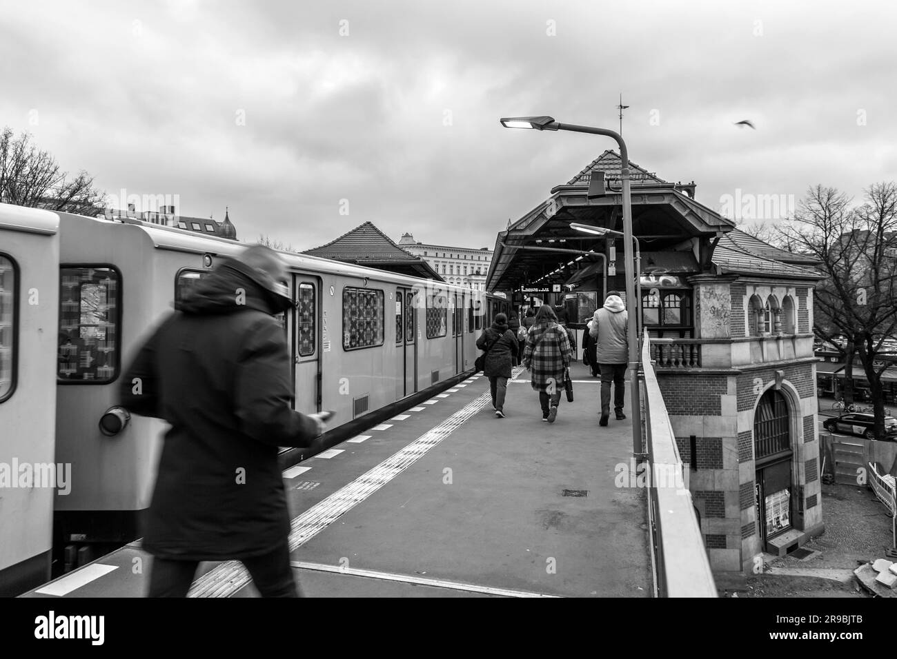 Berlin, Deutschland - 17. DEZ. 2021: U-Bahn-Station Schlesisches Tor in Kreuzberg, Berlin. Stockfoto