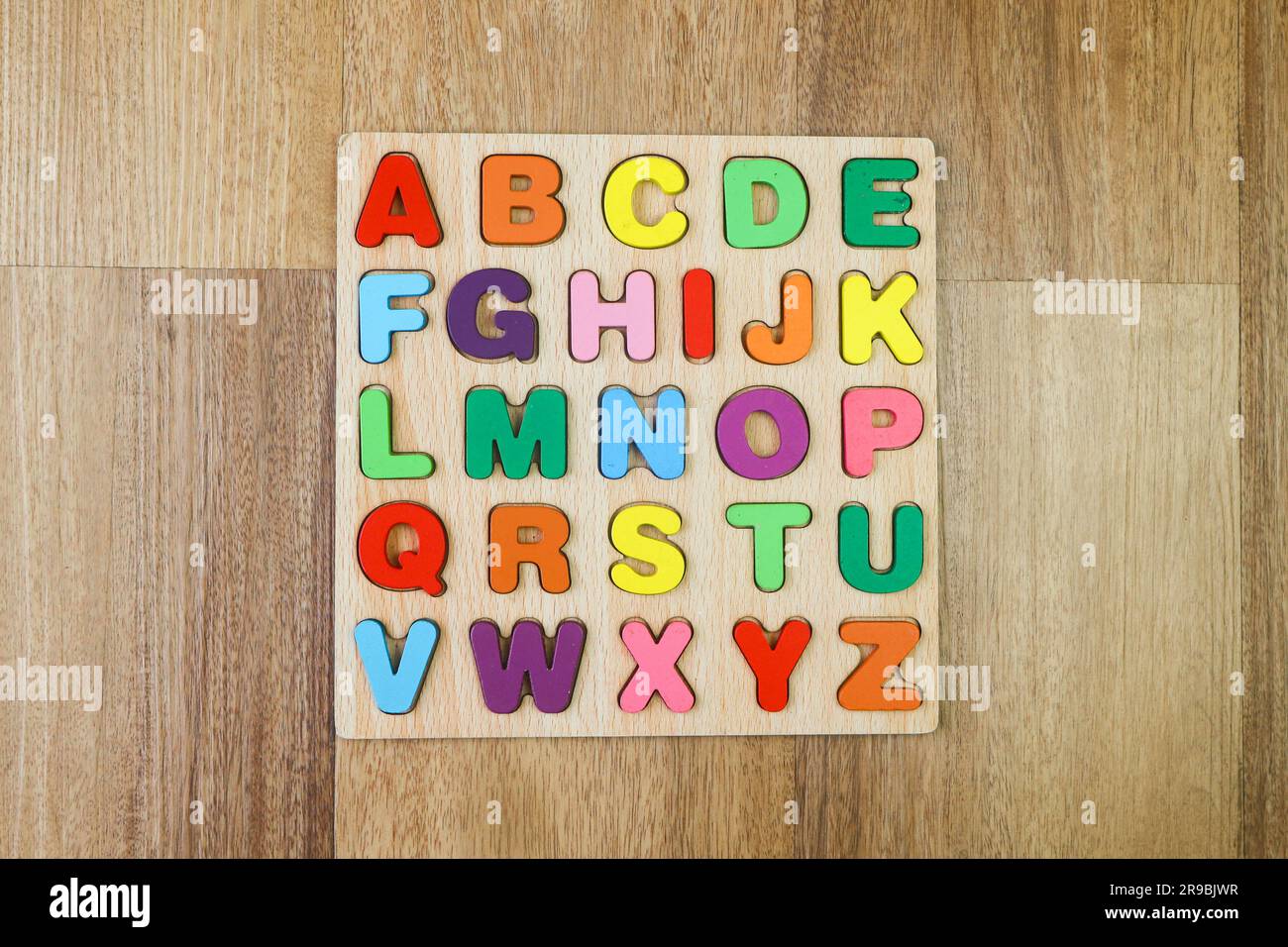 Puzzleboard mit hölzernem Buchstaben und Buchstaben Stockfoto
