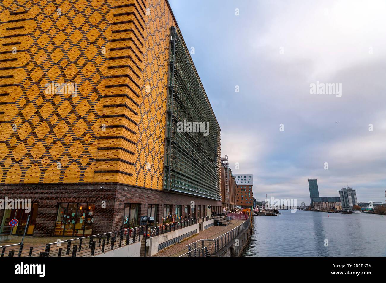 Berlin, Deutschland - 17. DEZEMBER 2021: Hauptsitz der Universal Music Group in Berlin, einem niederländisch-amerikanischen Unternehmen und dem größten Plattenlabel der Welt. Stockfoto