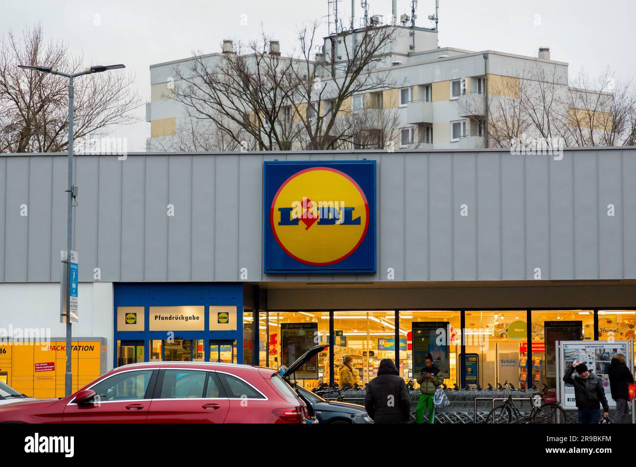 Berlin, Deutschland - 17. DEZ. 2021: Filiale Kreuzberg des Lidl-Geschäfts. Lidl Stiftung & Co KG ist eine internationale Discount-Einzelhandelskette in Deutschland Stockfoto