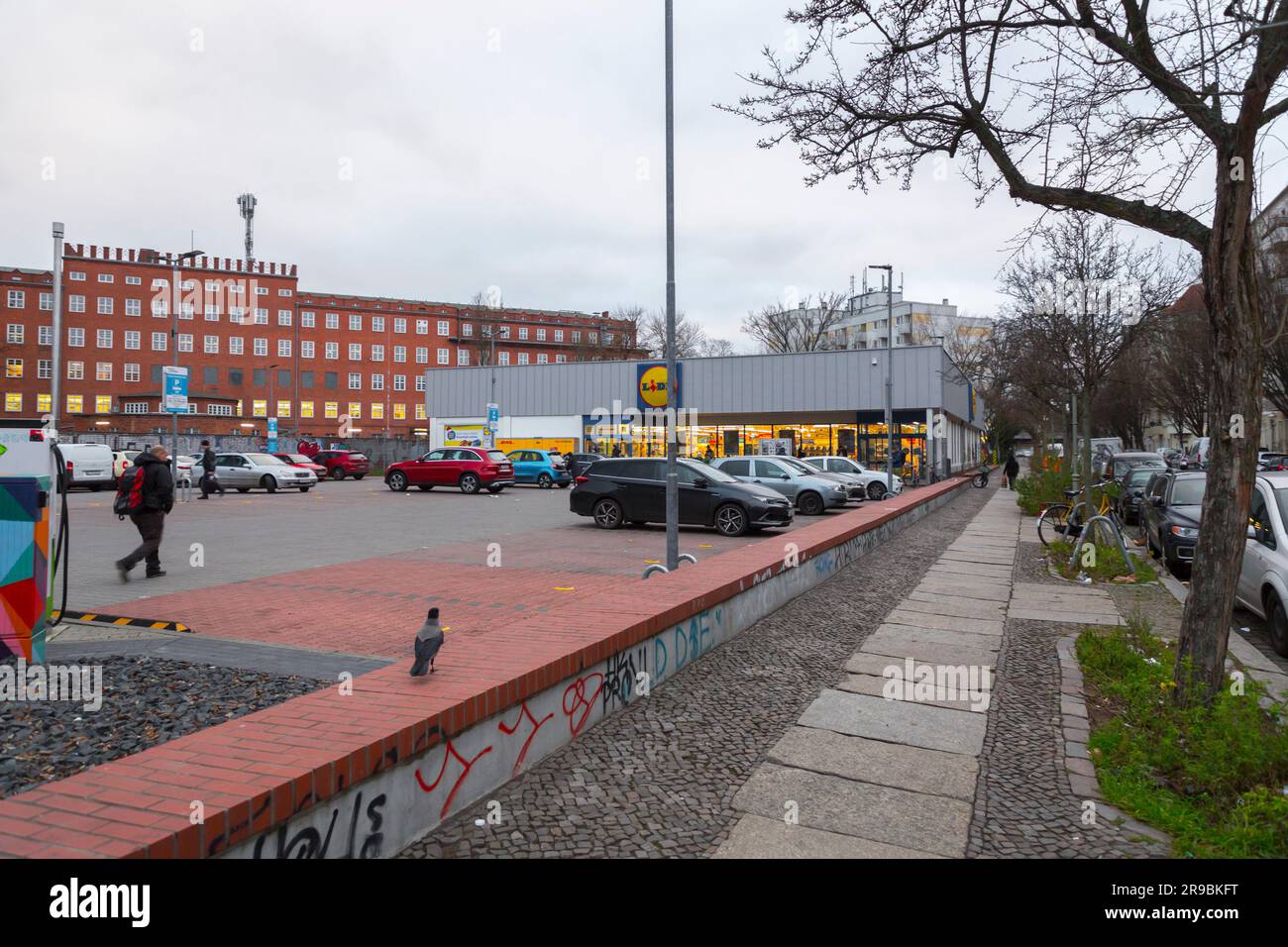 Berlin, Deutschland - 17. DEZ. 2021: Filiale Kreuzberg des Lidl-Geschäfts. Lidl Stiftung & Co KG ist eine internationale Discount-Einzelhandelskette in Deutschland Stockfoto