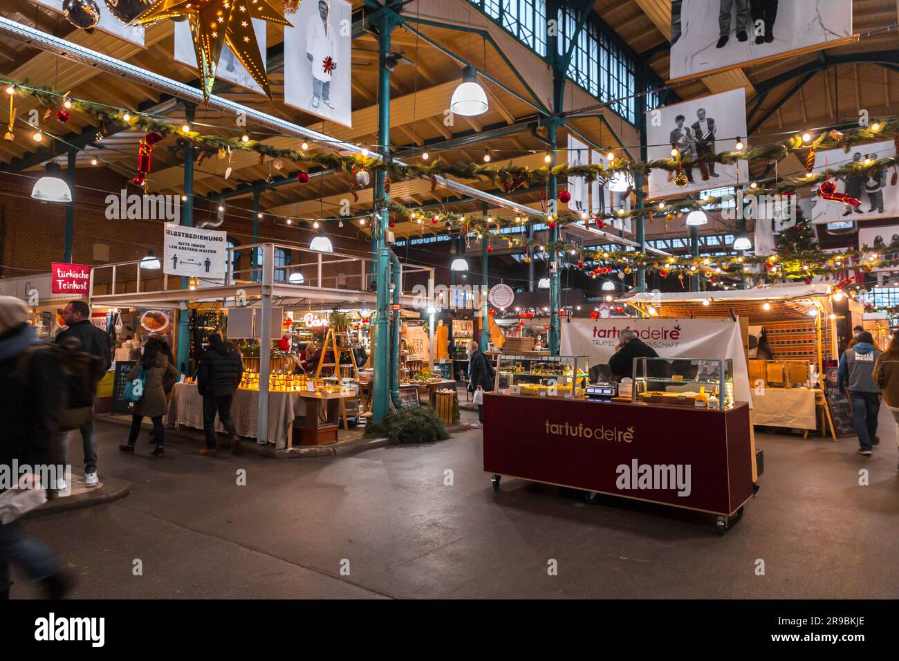 Berlin, Deutschland - 17. DEZ. 2021: Markthalle Neun ist ein überdachter Markt mit internationalen Lebensmittelverkäufern und Geschäften sowie gelegentlichen Gemeinschaftsveranstaltungen Stockfoto