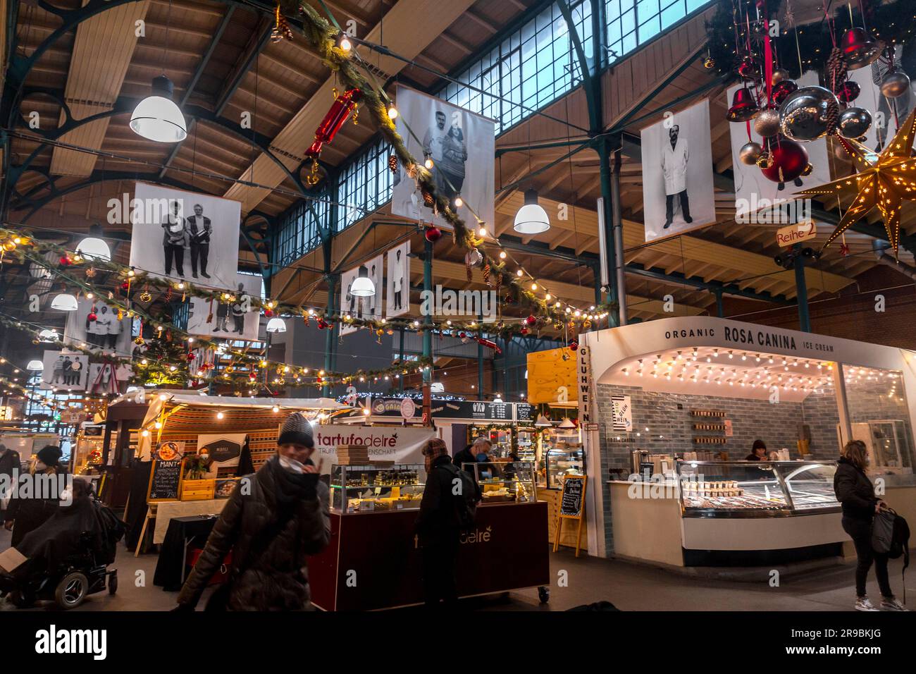Berlin, Deutschland - 17. DEZ. 2021: Markthalle Neun ist ein überdachter Markt mit internationalen Lebensmittelverkäufern und Geschäften sowie gelegentlichen Gemeinschaftsveranstaltungen Stockfoto