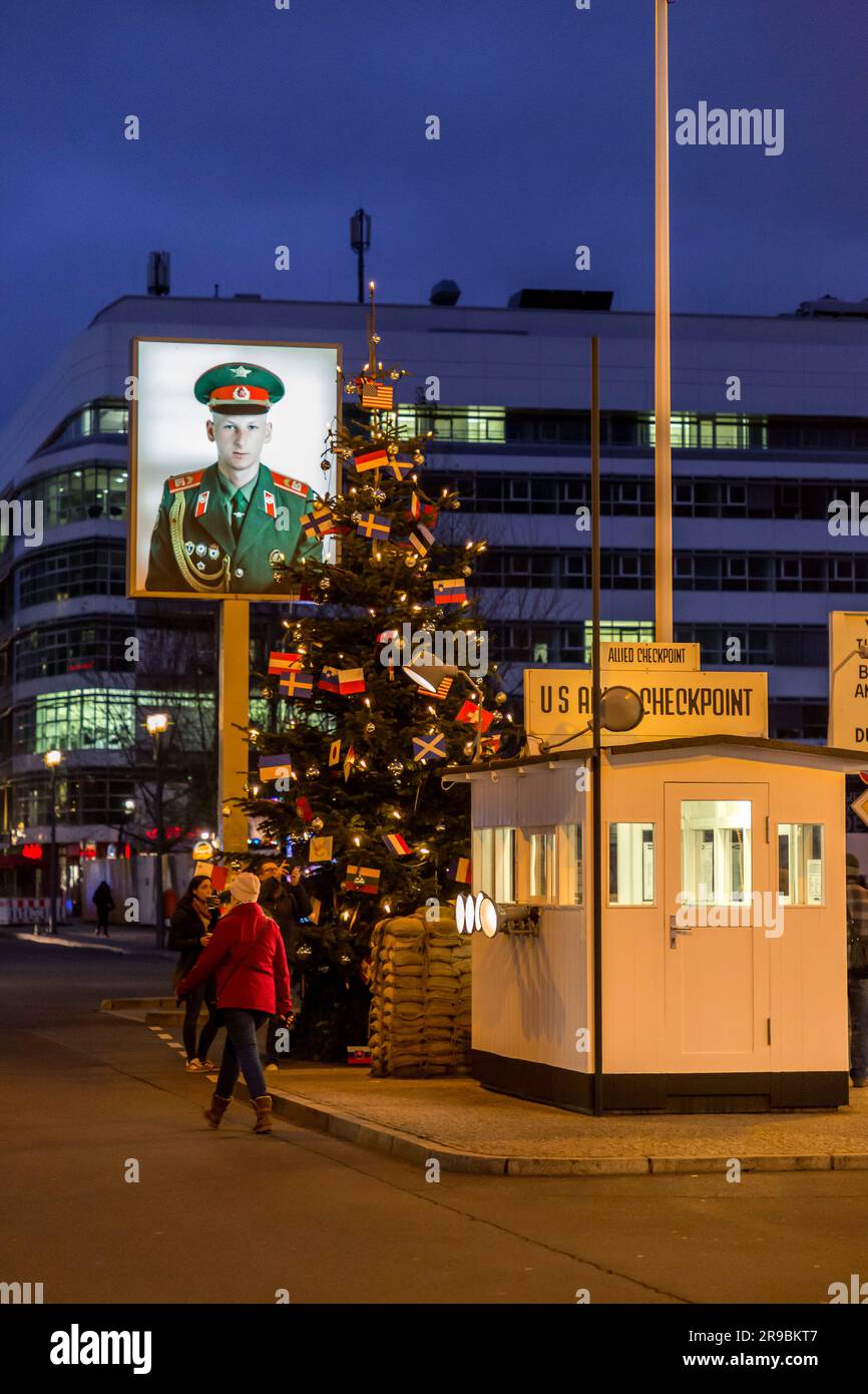 Berlin, Deutschland - 17. DEZ. 2021: Checkpoint Charlie war der bekannteste Grenzübergang zwischen Ost-Berlin und West-Berlin während der kalten Wa Stockfoto