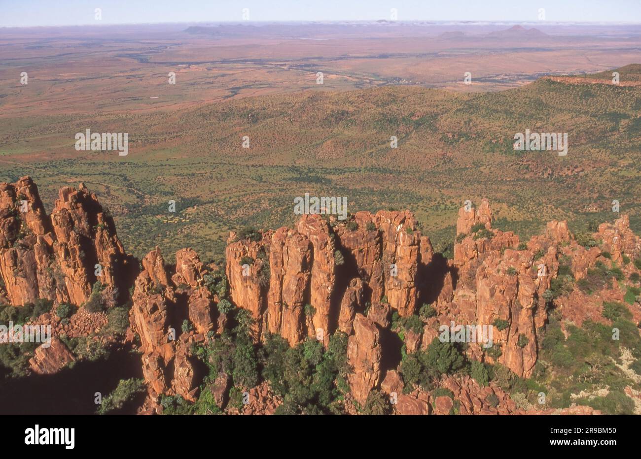 Das Valley of Desolation im östlichen Kap Südafrikas ist ein geologisches Phänomen – eine steile Felswand, die von Zinnakeln gekrönt ist, die innerhalb des C liegen Stockfoto