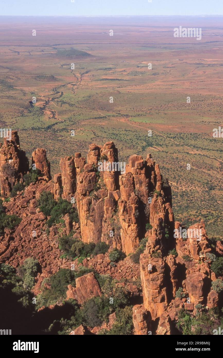 Das Valley of Desolation im östlichen Kap Südafrikas ist ein geologisches Phänomen – eine steile Felswand, die von Zinnen gekrönt ist. Stockfoto