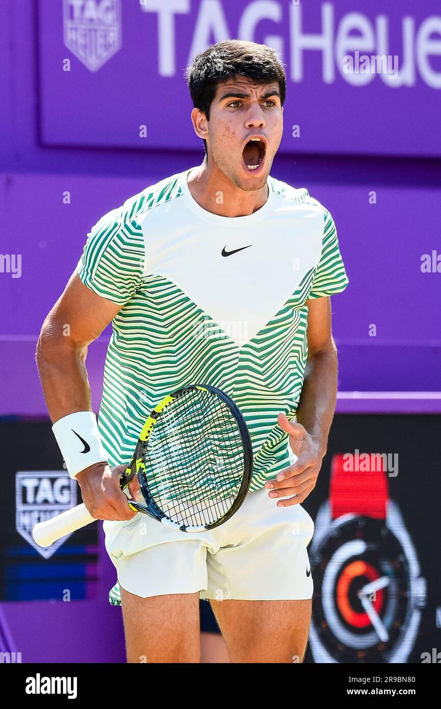 London, Großbritannien. 25. Juni 2023. Der spanische Carlos Alcaraz feiert im Finale gegen den australischen Alex de Minaur beim Queens Club Tennis Turnier in London, Großbritannien, am 25. Juni 2023. Kredit: Stephen Chung/Xinhua/Alamy Live News Stockfoto
