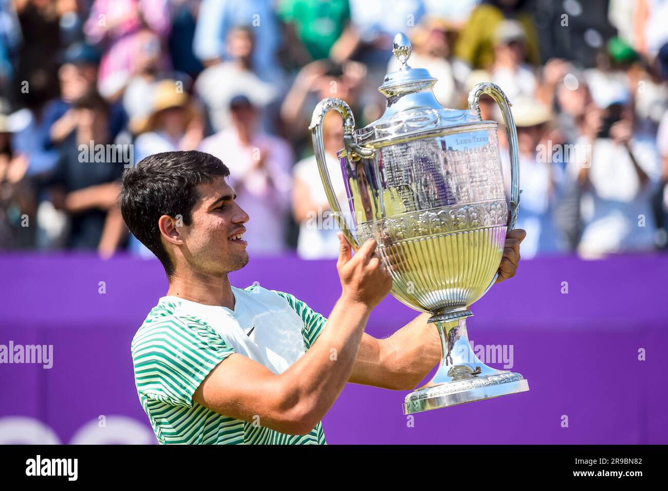 London, Großbritannien. 25. Juni 2023. Der spanische Carlos Alcaraz feiert mit der Trophäe, nachdem er das Finale gegen den australischen Alex de Minaur beim Queens Club Tennis Turnier in London, Großbritannien, am 25. Juni 2023 gewonnen hat. Kredit: Stephen Chung/Xinhua/Alamy Live News Stockfoto