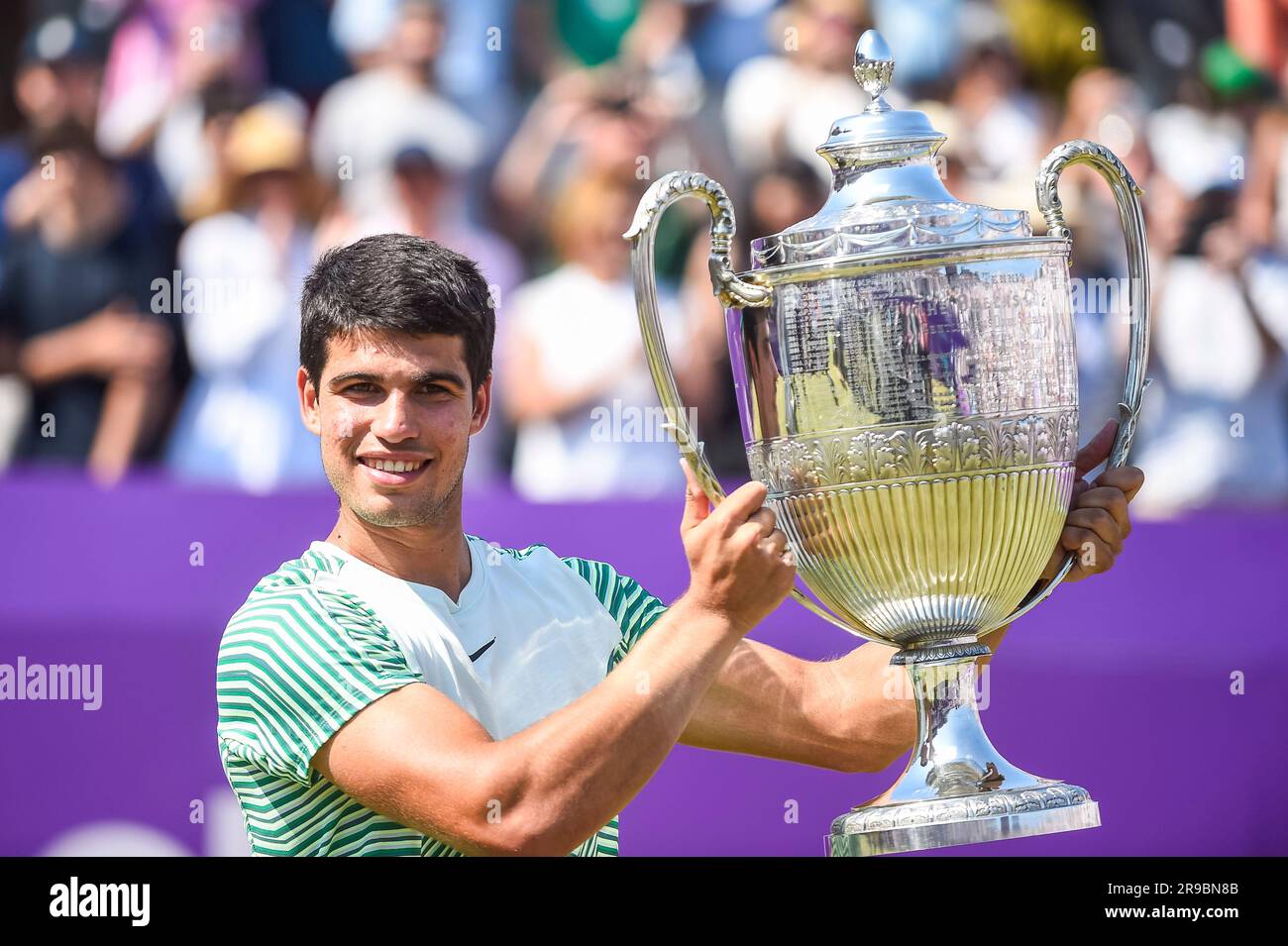 London, Großbritannien. 25. Juni 2023. Der spanische Carlos Alcaraz feiert mit der Trophäe, nachdem er das Finale gegen den australischen Alex de Minaur beim Queens Club Tennis Turnier in London, Großbritannien, am 25. Juni 2023 gewonnen hat. Kredit: Stephen Chung/Xinhua/Alamy Live News Stockfoto