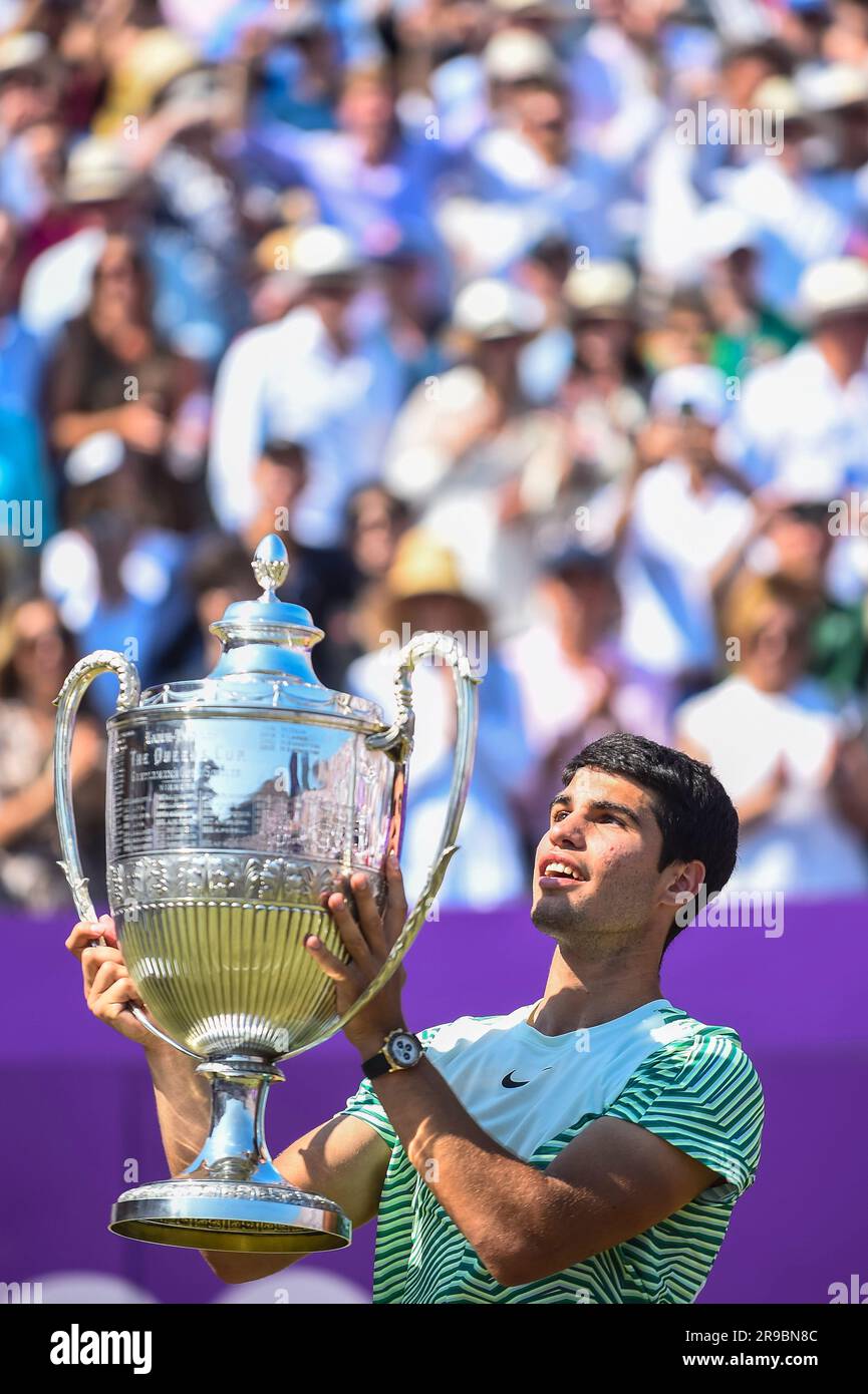 London, Großbritannien. 25. Juni 2023. Der spanische Carlos Alcaraz feiert mit der Trophäe, nachdem er das Finale gegen den australischen Alex de Minaur beim Queens Club Tennis Turnier in London, Großbritannien, am 25. Juni 2023 gewonnen hat. Kredit: Stephen Chung/Xinhua/Alamy Live News Stockfoto