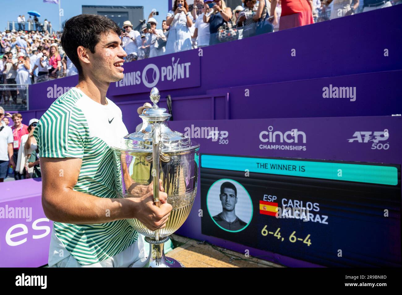 London, Großbritannien. 25. Juni 2023. Der spanische Carlos Alcaraz feiert mit der Trophäe, nachdem er das Finale gegen den australischen Alex de Minaur beim Queens Club Tennis Turnier in London, Großbritannien, am 25. Juni 2023 gewonnen hat. Kredit: Stephen Chung/Xinhua/Alamy Live News Stockfoto