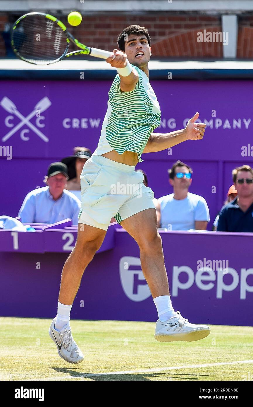 London, Großbritannien. 25. Juni 2023. Der spanische Carlos Alcaraz gibt den Ball im Finalspiel gegen den australischen Alex de Minaur beim Queens Club Tennis Turnier in London, Großbritannien, am 25. Juni 2023 zurück. Kredit: Stephen Chung/Xinhua/Alamy Live News Stockfoto