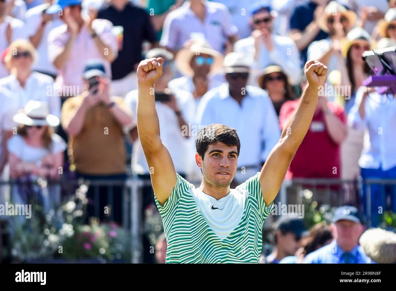 London, Großbritannien. 25. Juni 2023. Der spanische Carlos Alcaraz feiert nach dem Finale gegen den australischen Alex de Minaur beim Queens Club Tennis Turnier in London, Großbritannien, am 25. Juni 2023. Kredit: Stephen Chung/Xinhua/Alamy Live News Stockfoto