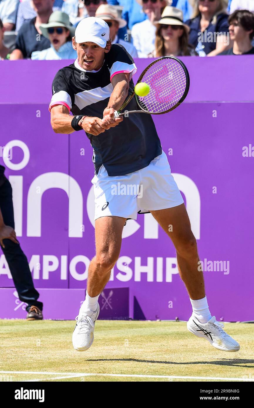 London, Großbritannien. 25. Juni 2023. Australiens Alex de Minaur gibt den Ball während des Finalspiels gegen Carlos Alcaraz in Spanien beim Queens Club Tennis Turnier in London, Großbritannien, am 25. Juni 2023 zurück. Kredit: Stephen Chung/Xinhua/Alamy Live News Stockfoto