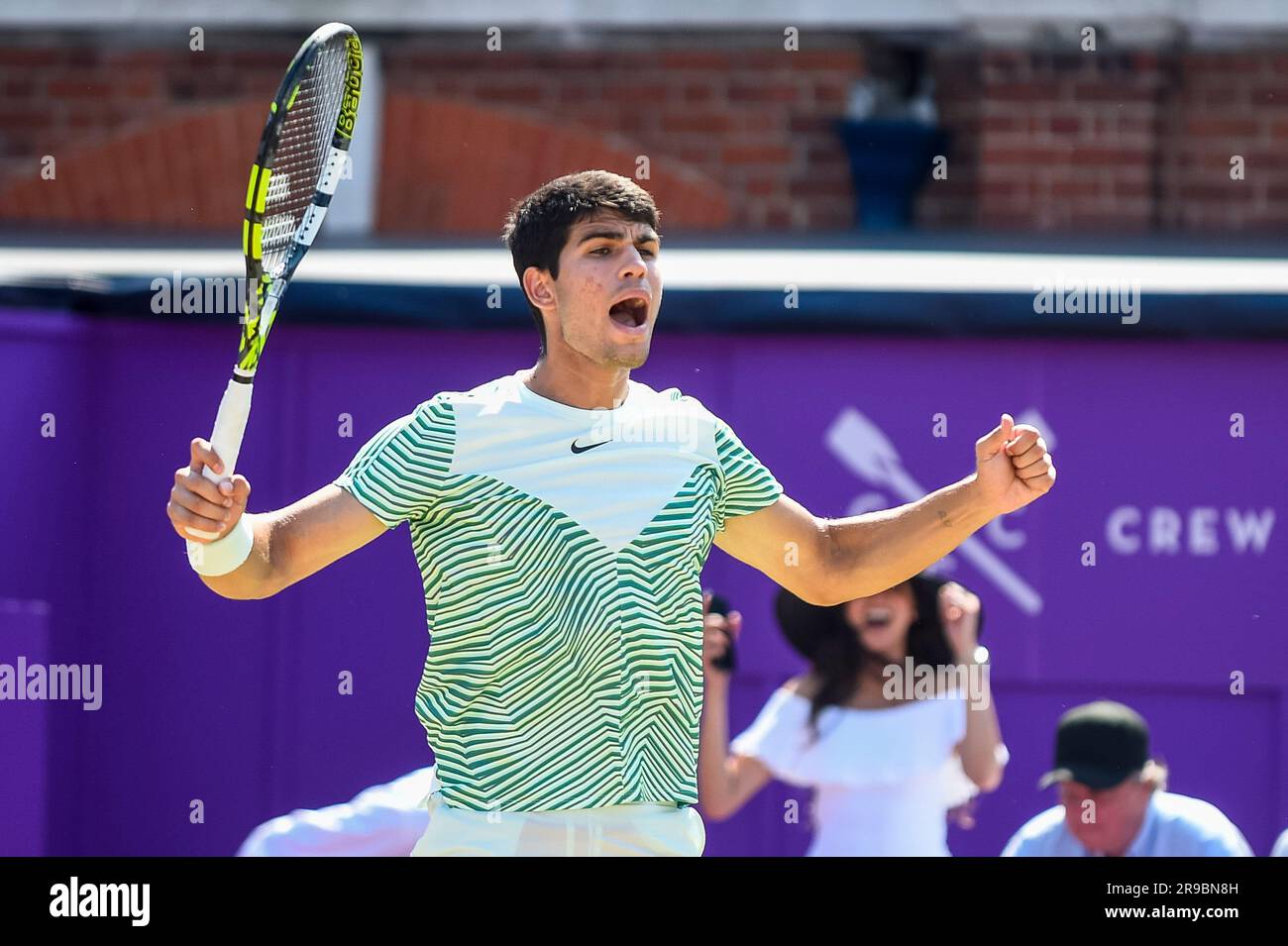 London, Großbritannien. 25. Juni 2023. Der spanische Carlos Alcaraz feiert im Finale gegen den australischen Alex de Minaur beim Queens Club Tennis Turnier in London, Großbritannien, am 25. Juni 2023. Kredit: Stephen Chung/Xinhua/Alamy Live News Stockfoto