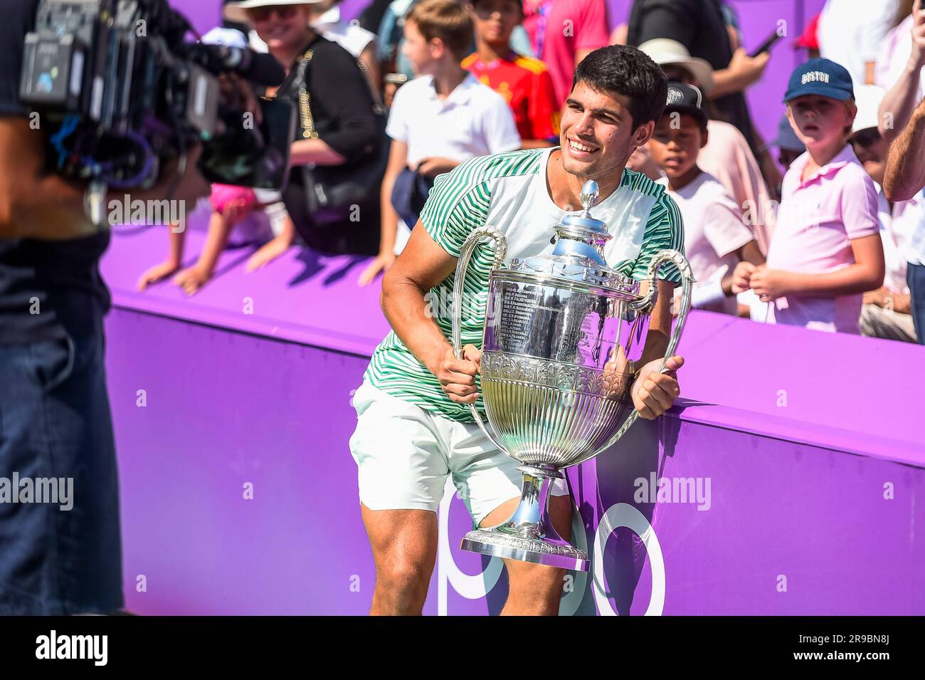 London, Großbritannien. 25. Juni 2023. Der spanische Carlos Alcaraz feiert mit der Trophäe, nachdem er das Finale gegen den australischen Alex de Minaur beim Queens Club Tennis Turnier in London, Großbritannien, am 25. Juni 2023 gewonnen hat. Kredit: Stephen Chung/Xinhua/Alamy Live News Stockfoto