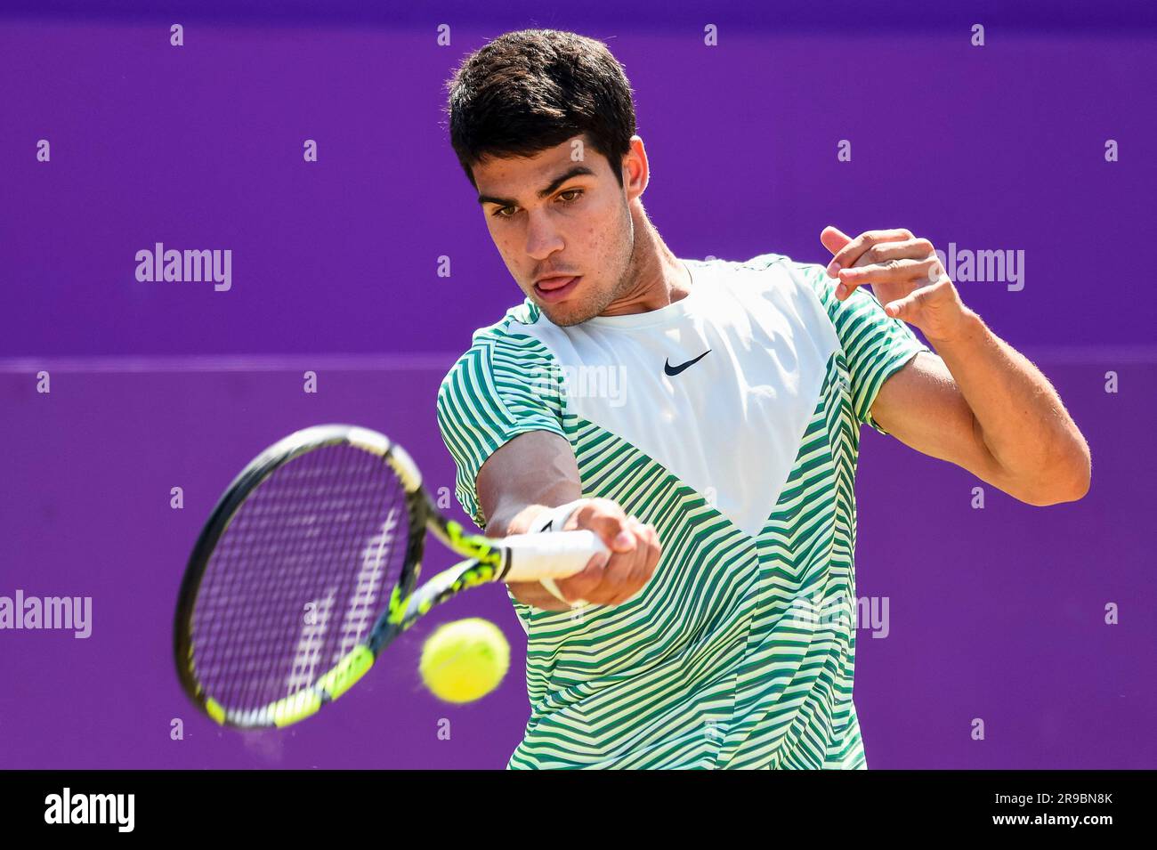 London, Großbritannien. 25. Juni 2023. Der spanische Carlos Alcaraz kehrt im Finale gegen den australischen Alex de Minaur beim Queens Club Tennis Turnier in London am 25. Juni 2023 zurück. Kredit: Stephen Chung/Xinhua/Alamy Live News Stockfoto
