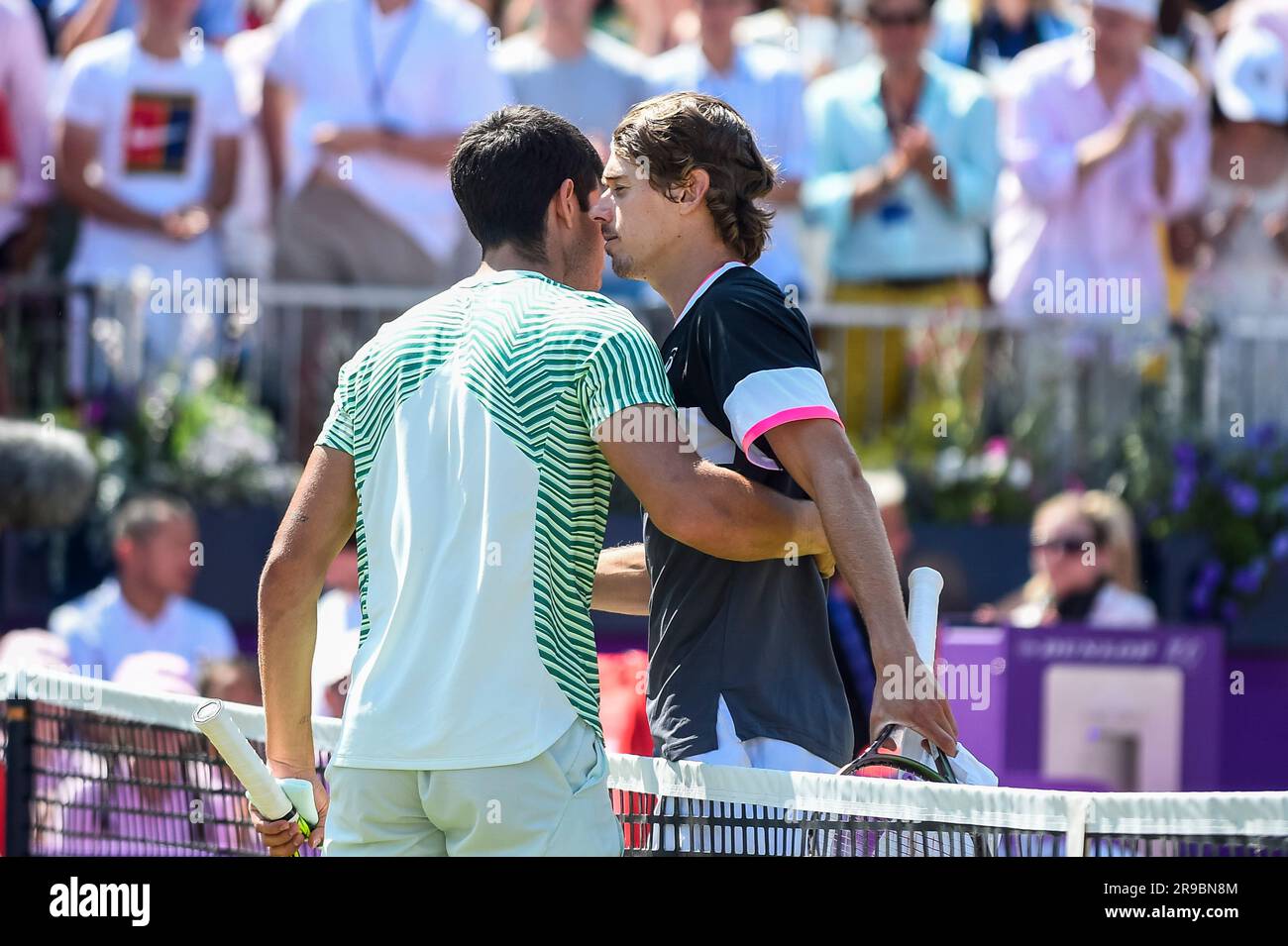 London, Großbritannien. 25. Juni 2023. Der spanische Carlos Alcaraz (L) begrüßt den australischen Alex de Minaur nach dem Finalspiel beim Queens Club Tennis Turnier in London, Großbritannien, am 25. Juni 2023. Kredit: Stephen Chung/Xinhua/Alamy Live News Stockfoto