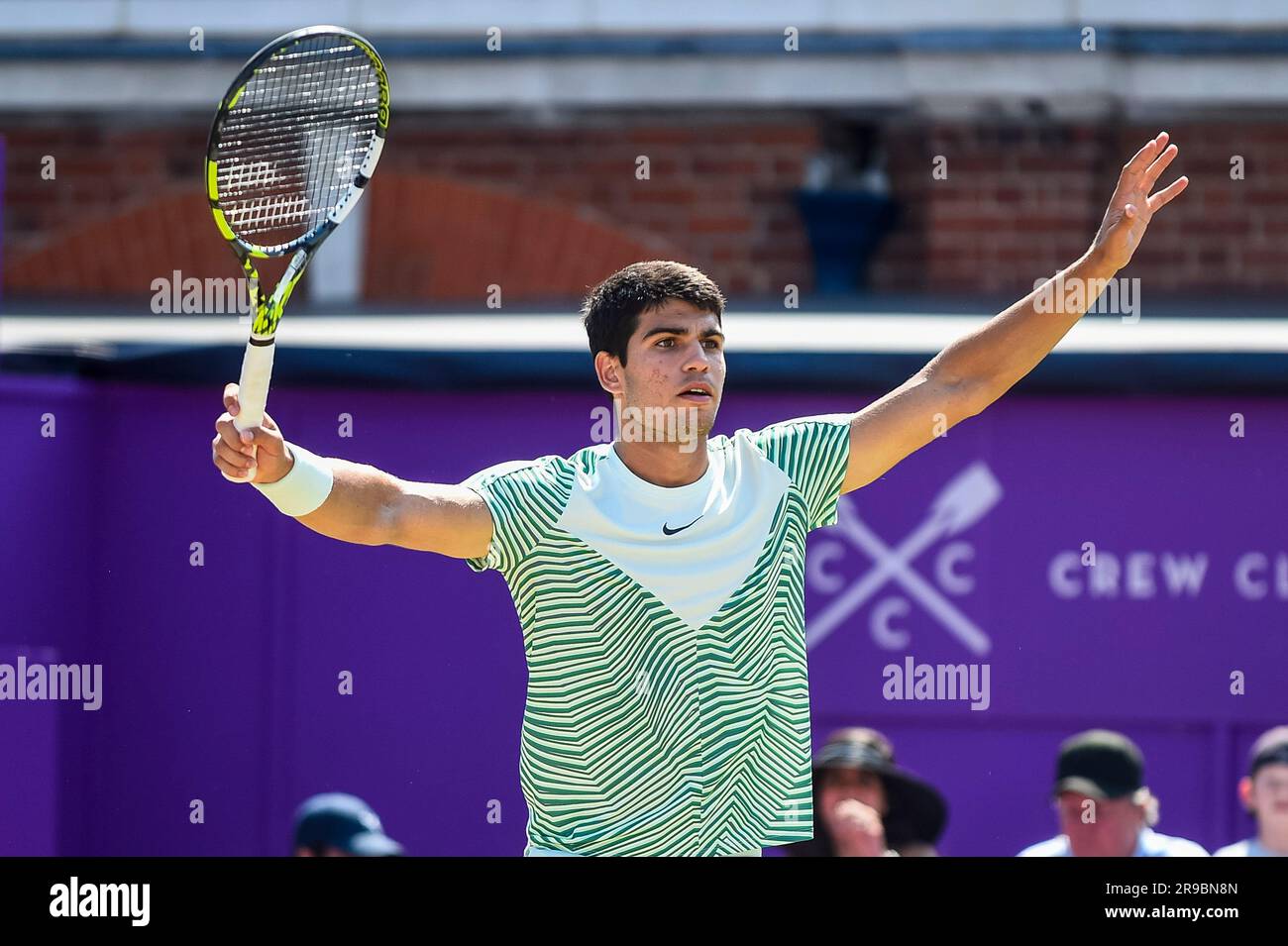 London, Großbritannien. 25. Juni 2023. Der spanische Carlos Alcaraz feiert nach dem Finale gegen den australischen Alex de Minaur beim Queens Club Tennis Turnier in London, Großbritannien, am 25. Juni 2023. Kredit: Stephen Chung/Xinhua/Alamy Live News Stockfoto