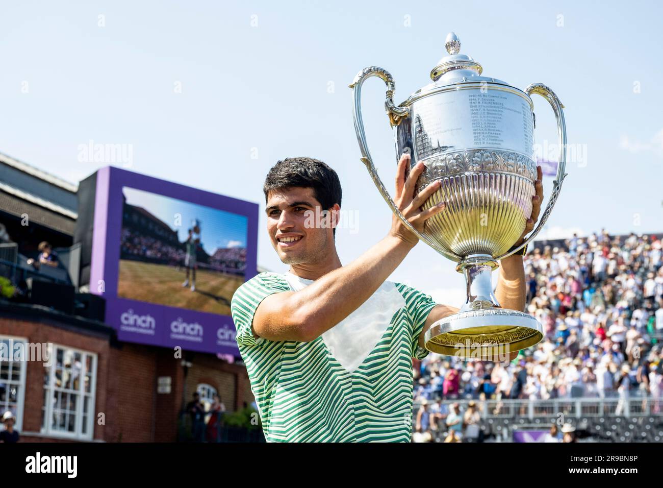 London, Großbritannien. 25. Juni 2023. Der spanische Carlos Alcaraz feiert mit der Trophäe, nachdem er das Finale gegen den australischen Alex de Minaur beim Queens Club Tennis Turnier in London, Großbritannien, am 25. Juni 2023 gewonnen hat. Kredit: Stephen Chung/Xinhua/Alamy Live News Stockfoto