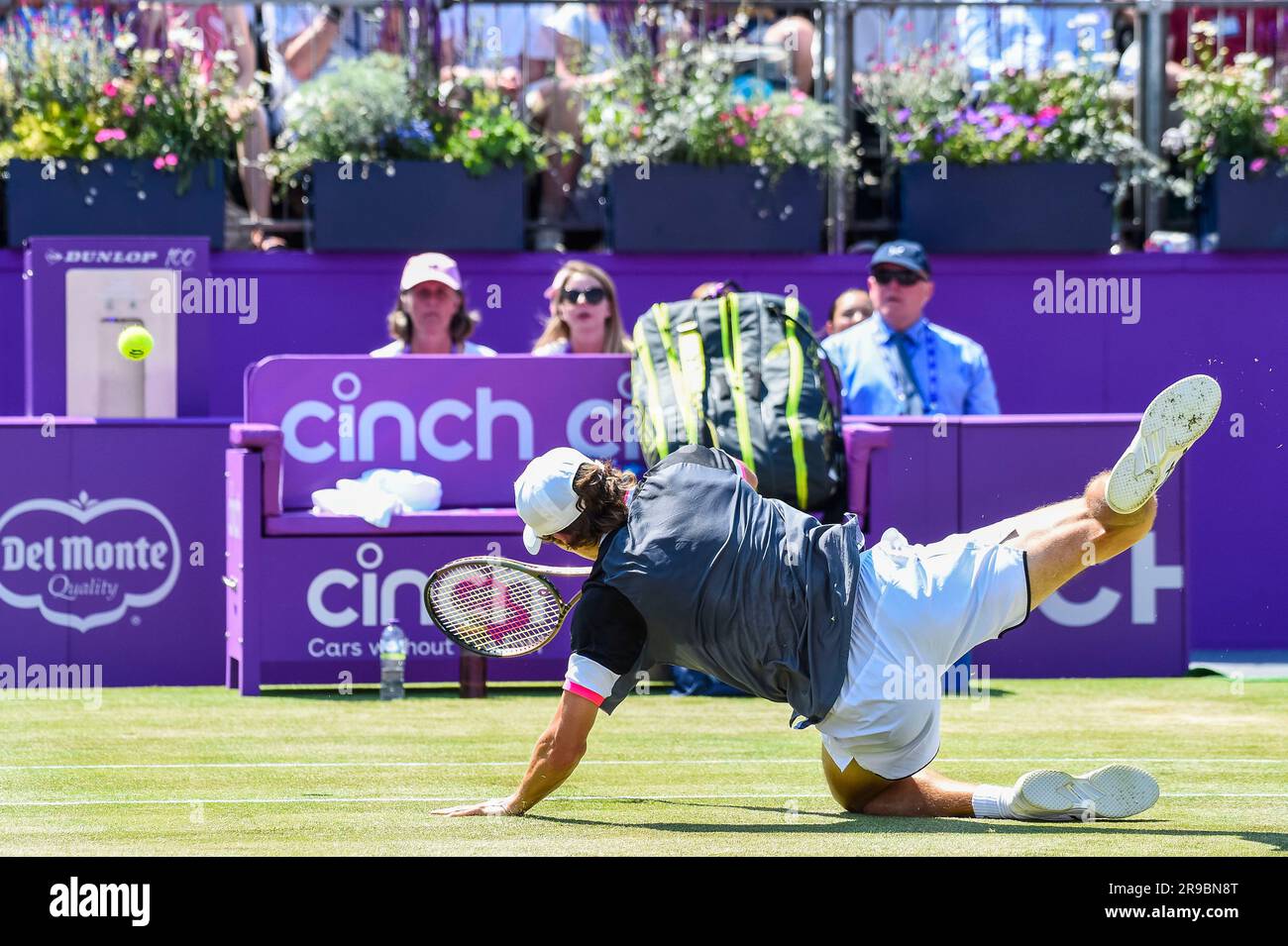 London, Großbritannien. 25. Juni 2023. Australiens Alex de Minaur fällt während des Endspiels gegen Carlos Alcaraz aus Spanien beim Queens Club Tennis Turnier in London, Großbritannien, am 25. Juni 2023. Kredit: Stephen Chung/Xinhua/Alamy Live News Stockfoto