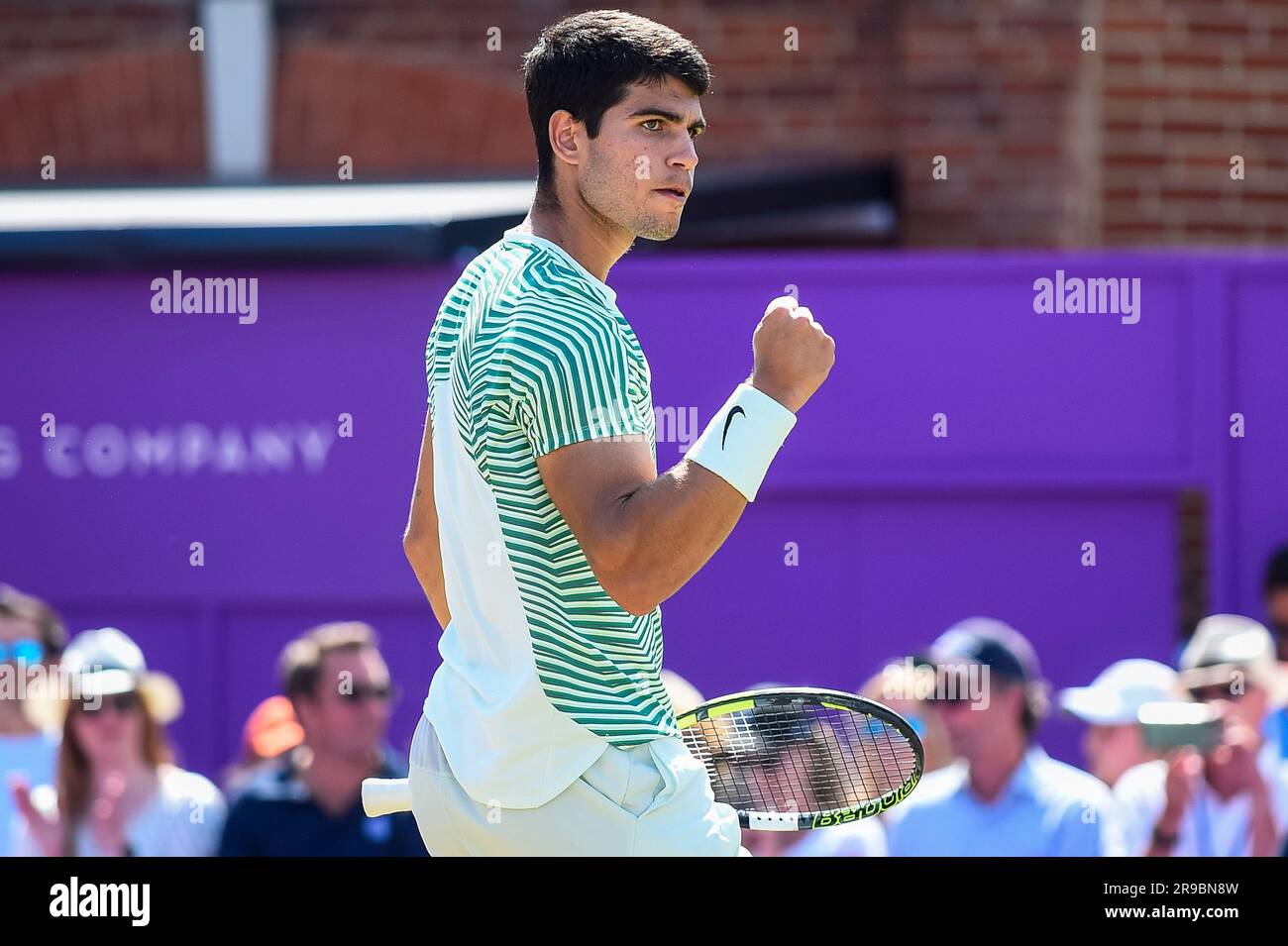 London, Großbritannien. 25. Juni 2023. Der spanische Carlos Alcaraz feiert im Finale gegen den australischen Alex de Minaur beim Queens Club Tennis Turnier in London, Großbritannien, am 25. Juni 2023. Kredit: Stephen Chung/Xinhua/Alamy Live News Stockfoto