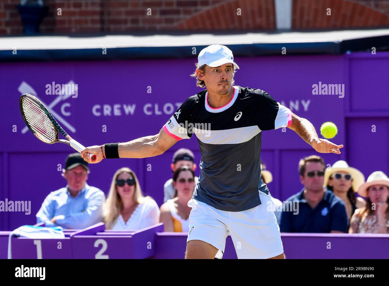 London, Großbritannien. 25. Juni 2023. Australiens Alex de Minaur gibt den Ball während des Finalspiels gegen Carlos Alcaraz in Spanien beim Queens Club Tennis Turnier in London, Großbritannien, am 25. Juni 2023 zurück. Kredit: Stephen Chung/Xinhua/Alamy Live News Stockfoto