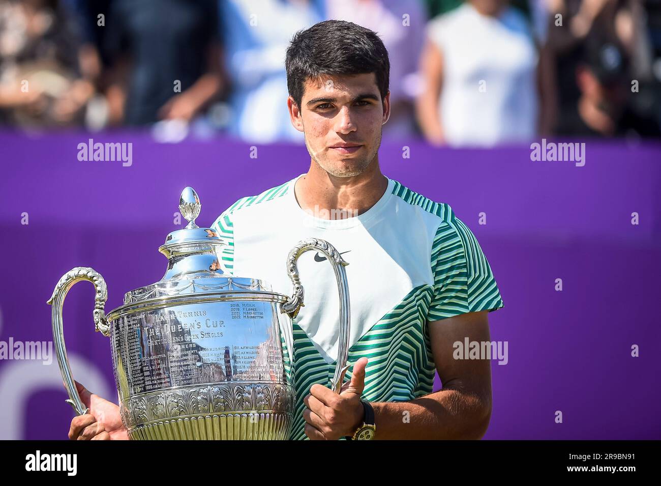 London, Großbritannien. 25. Juni 2023. Der spanische Carlos Alcaraz feiert mit der Trophäe, nachdem er das Finale gegen den australischen Alex de Minaur beim Queens Club Tennis Turnier in London, Großbritannien, am 25. Juni 2023 gewonnen hat. Kredit: Stephen Chung/Xinhua/Alamy Live News Stockfoto