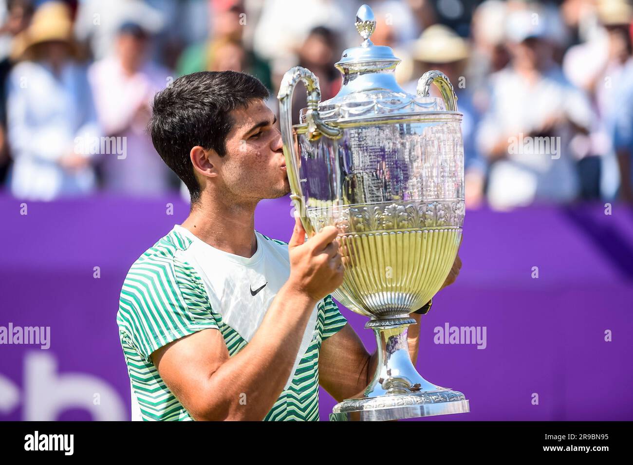 London, Großbritannien. 25. Juni 2023. Der spanische Carlos Alcaraz küsst die Trophäe, nachdem er am 25. Juni 2023 beim Queens Club Tennis Turnier in London das Finale gegen den australischen Alex de Minaur gewonnen hat. Kredit: Stephen Chung/Xinhua/Alamy Live News Stockfoto