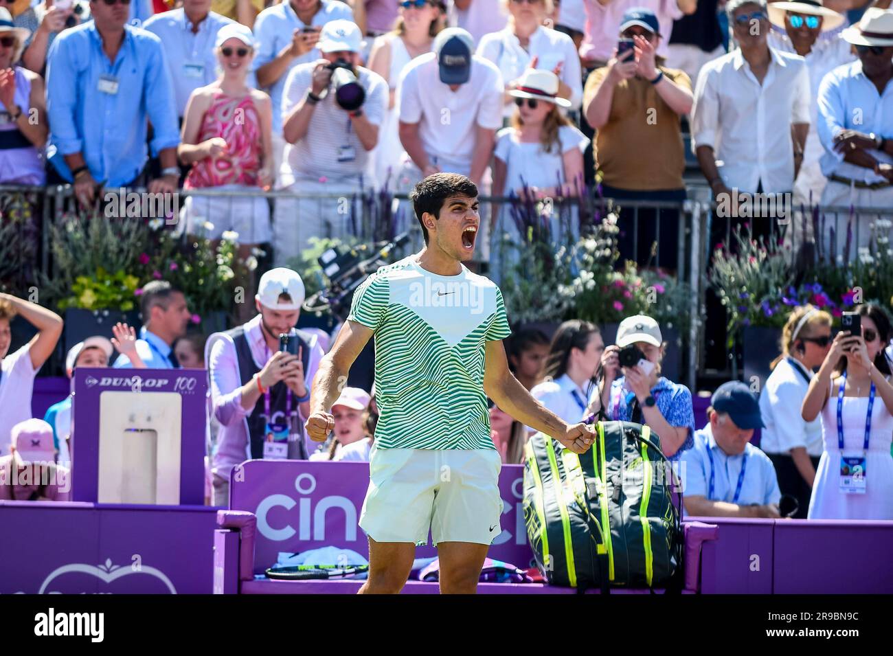 London, Großbritannien. 25. Juni 2023. Der spanische Carlos Alcaraz feiert nach dem Finale gegen den australischen Alex de Minaur beim Queens Club Tennis Turnier in London, Großbritannien, am 25. Juni 2023. Kredit: Stephen Chung/Xinhua/Alamy Live News Stockfoto