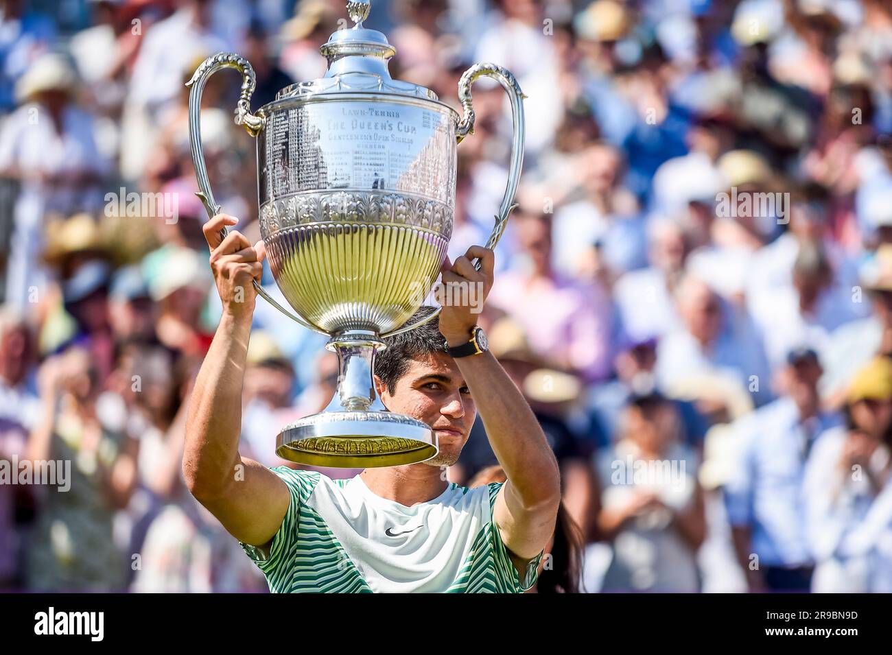 London, Großbritannien. 25. Juni 2023. Der spanische Carlos Alcaraz feiert mit der Trophäe, nachdem er das Finale gegen den australischen Alex de Minaur beim Queens Club Tennis Turnier in London, Großbritannien, am 25. Juni 2023 gewonnen hat. Kredit: Stephen Chung/Xinhua/Alamy Live News Stockfoto