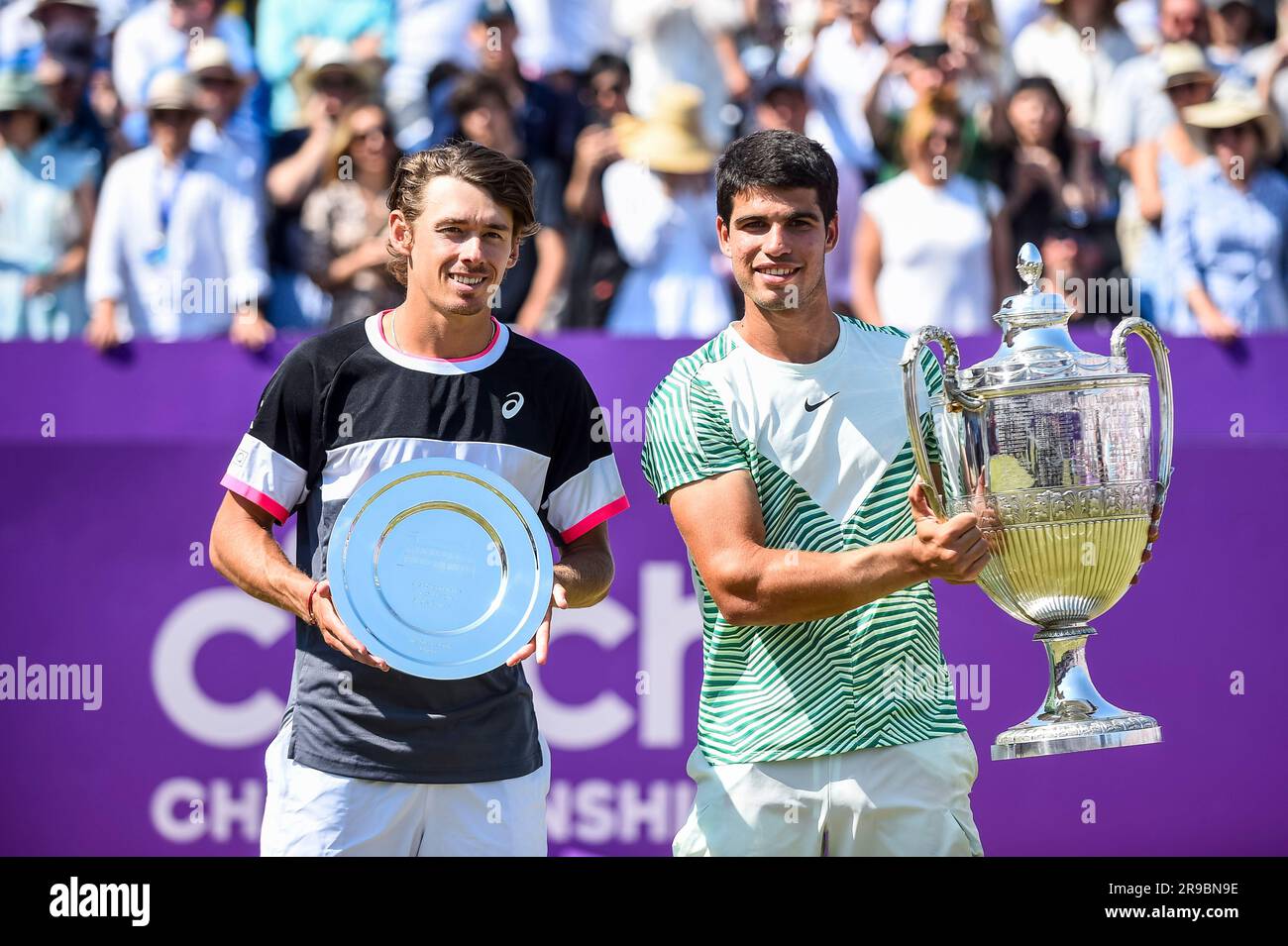 London, Großbritannien. 25. Juni 2023. Carlos Alcaraz (R) aus Spanien und Alex de Minaur aus Australien posieren mit ihren Trophäen nach dem Finale beim Queens Club Tennis Turnier in London, Großbritannien, am 25. Juni 2023. Kredit: Stephen Chung/Xinhua/Alamy Live News Stockfoto
