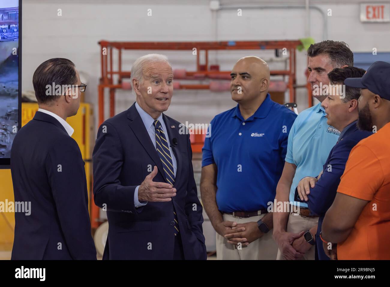 PHILADELPHIA, Pa – 17. Juni 2023: Präsident Joe Biden trifft sich mit Staats-, Landes- und Kommunalpolitikern bei einem Briefing über die Reparaturarbeiten an der I-95. Stockfoto