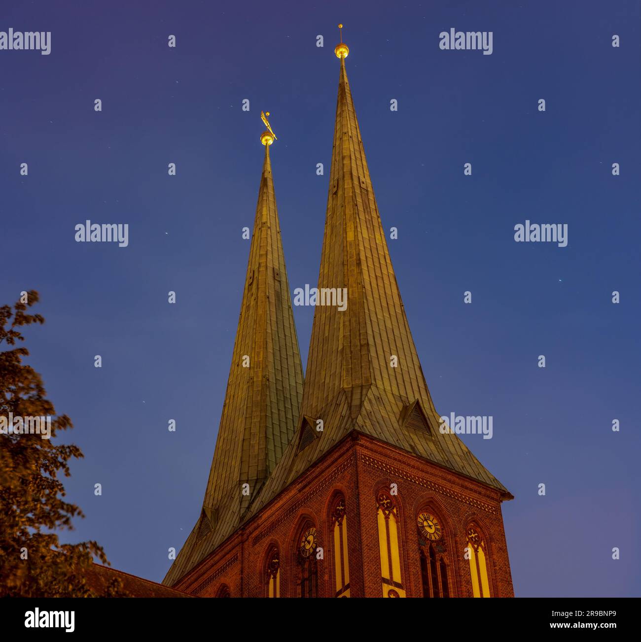 St. Nicholas-Kirche (Nikolaikirche), die älteste Kirche Berlins bei Nacht Stockfoto