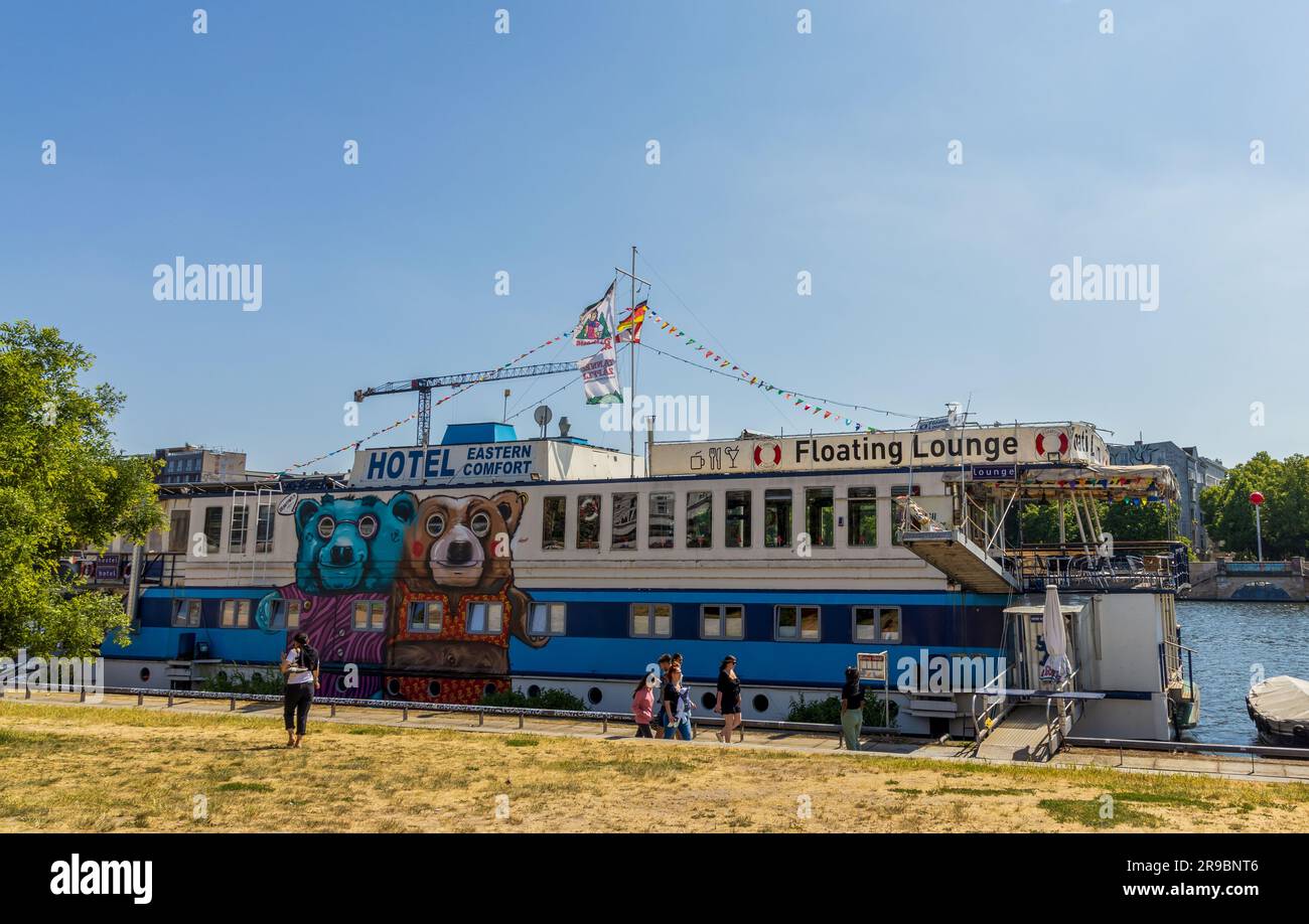 Berlin, Deutschland - 1. Juni 2023: Blick auf das Eastern Comfort Hotel in Berlin, das Boot inmitten der Bezirke Friedrichshain und Kreuzberg Stockfoto