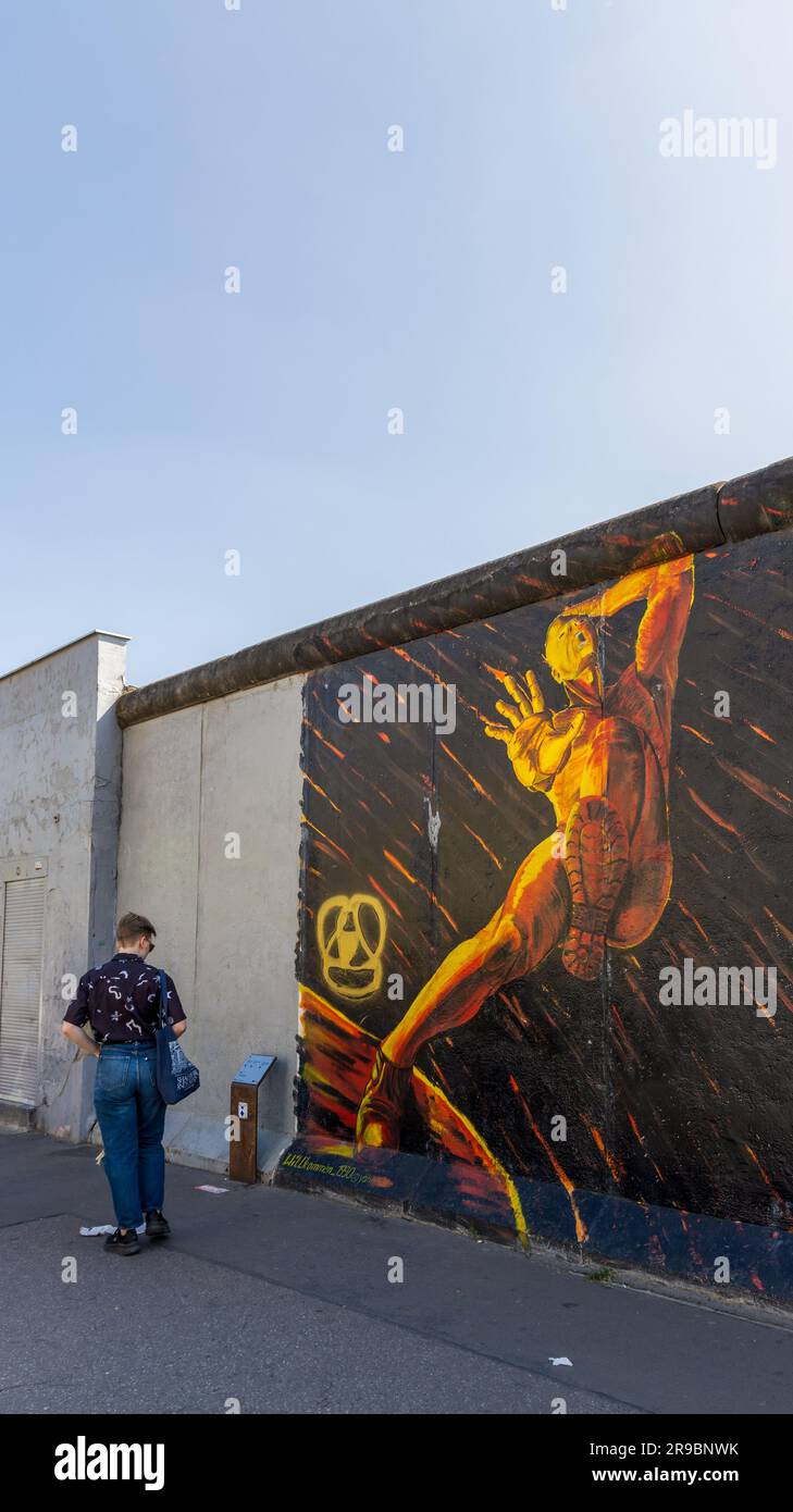 Berlin, Deutschland - 1. Juni 2023: Besucher der kostenlosen öffentlichen städtischen Kunst der East Side Gallery an der öffentlichen Straße in Berlin Stockfoto