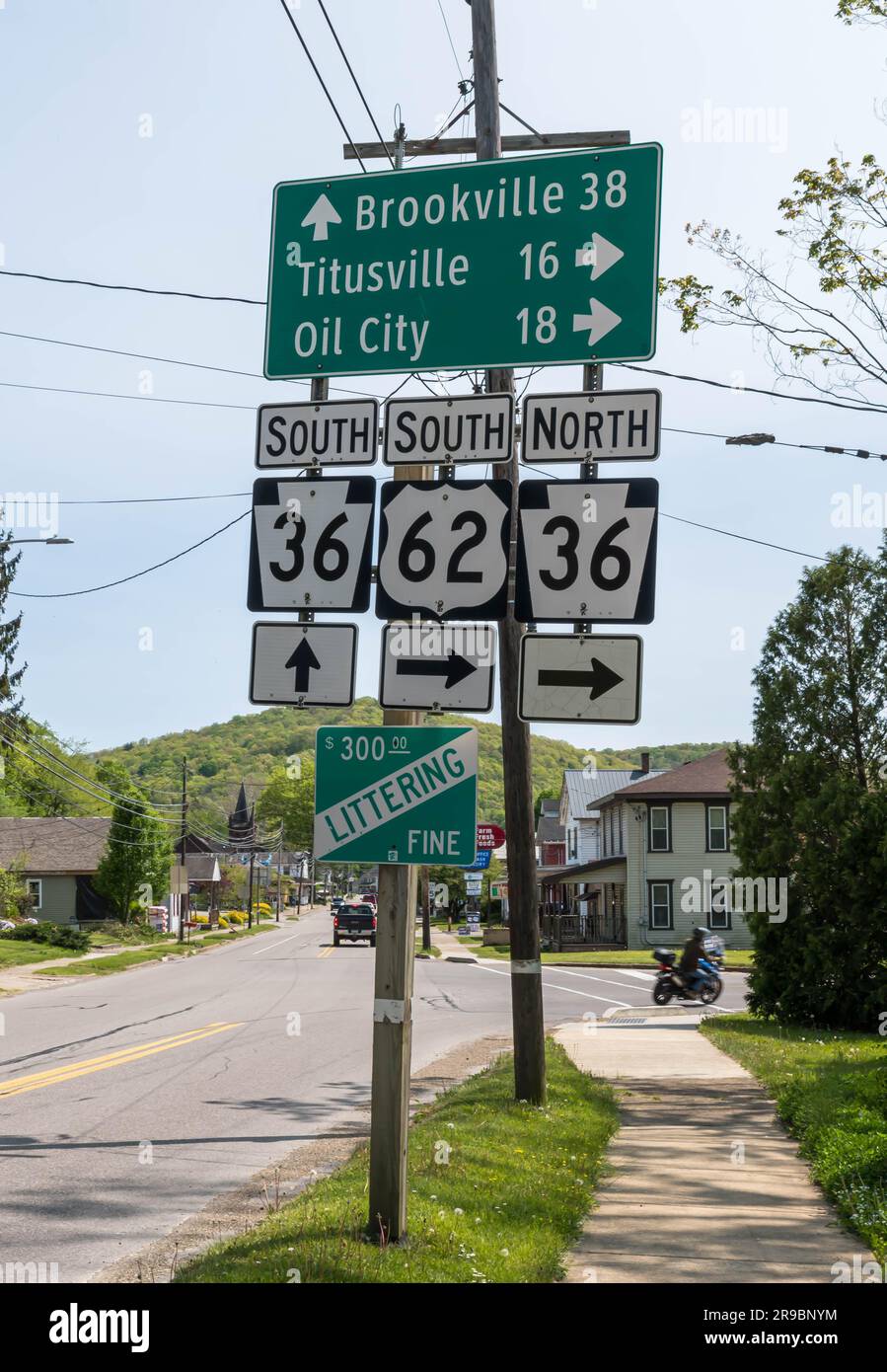 Wegweiser für die State Routes 62 und 36 und mehrere Städte in Tionesta, Pennsylvania, USA Stockfoto