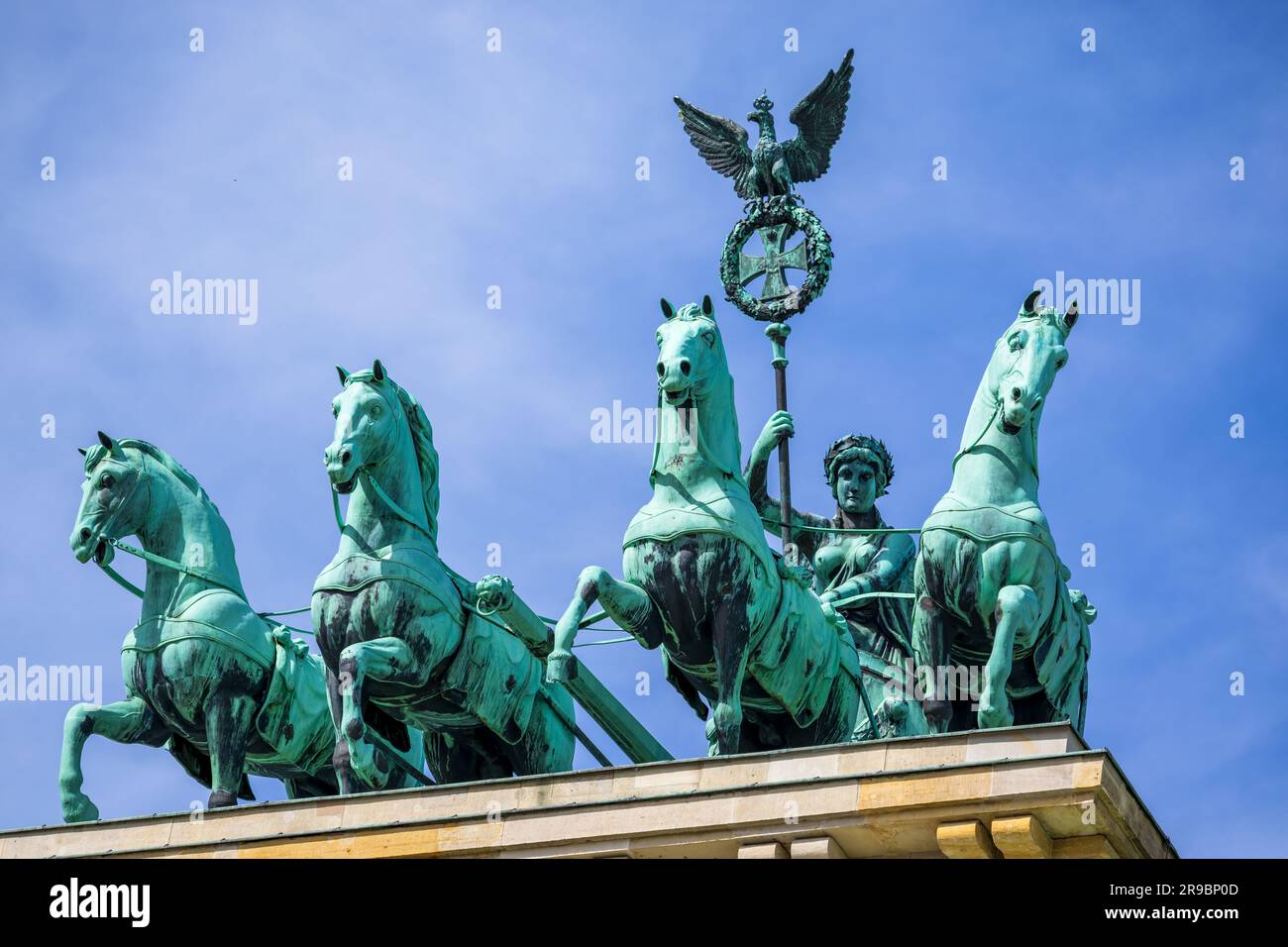 Berlin 31 Mai 2023 Die Bronzeskulptur Quadriga Auf Dem berlin-31-mai-2023-die-bronzeskulptur-quadriga-auf-dem