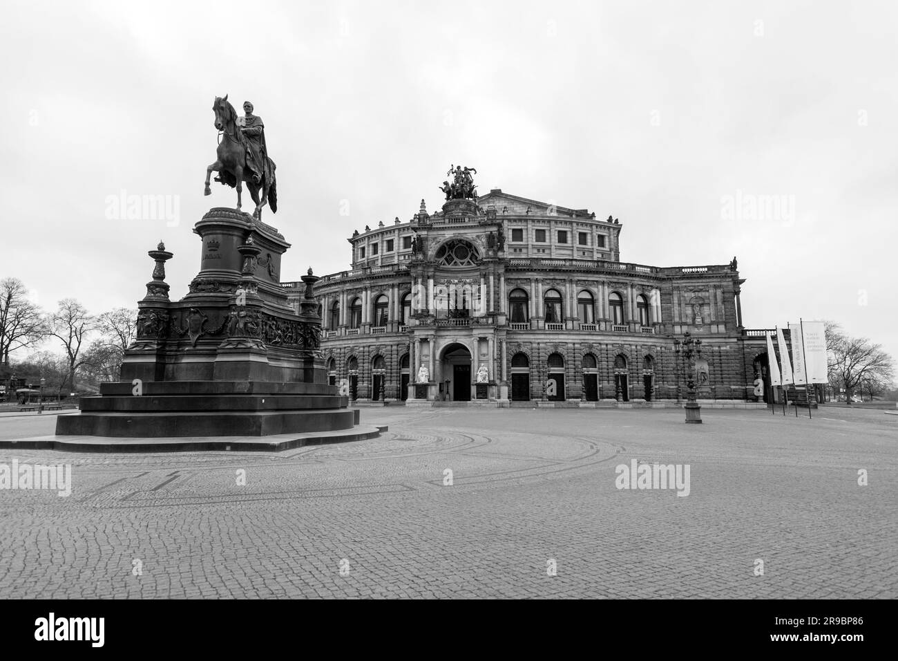 Dresden, Deutschland - 19. Dezember 2021: Historisches Semperoper-Gebäude, Staatsoper in der Dresdner Altstadt, Sachsen. Stockfoto